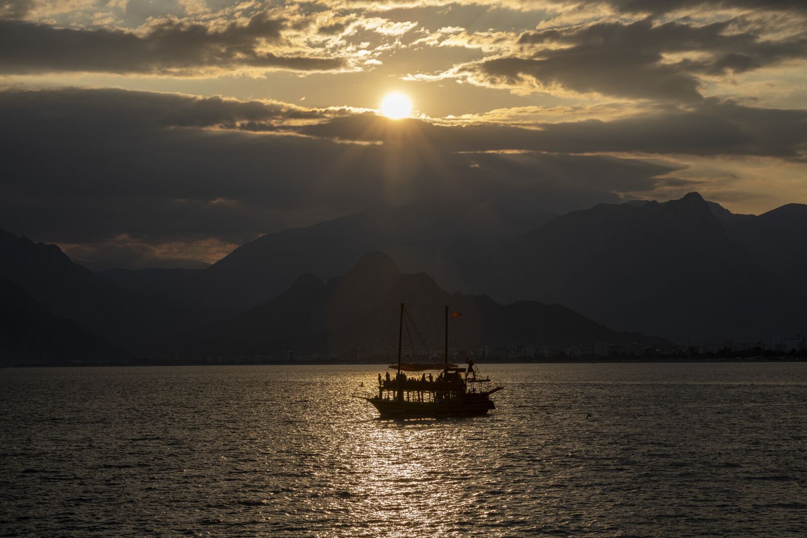 Canon EOS R + Canon RF 85mm F1.2L USM sample photo. Landscape, sunset, solar photography