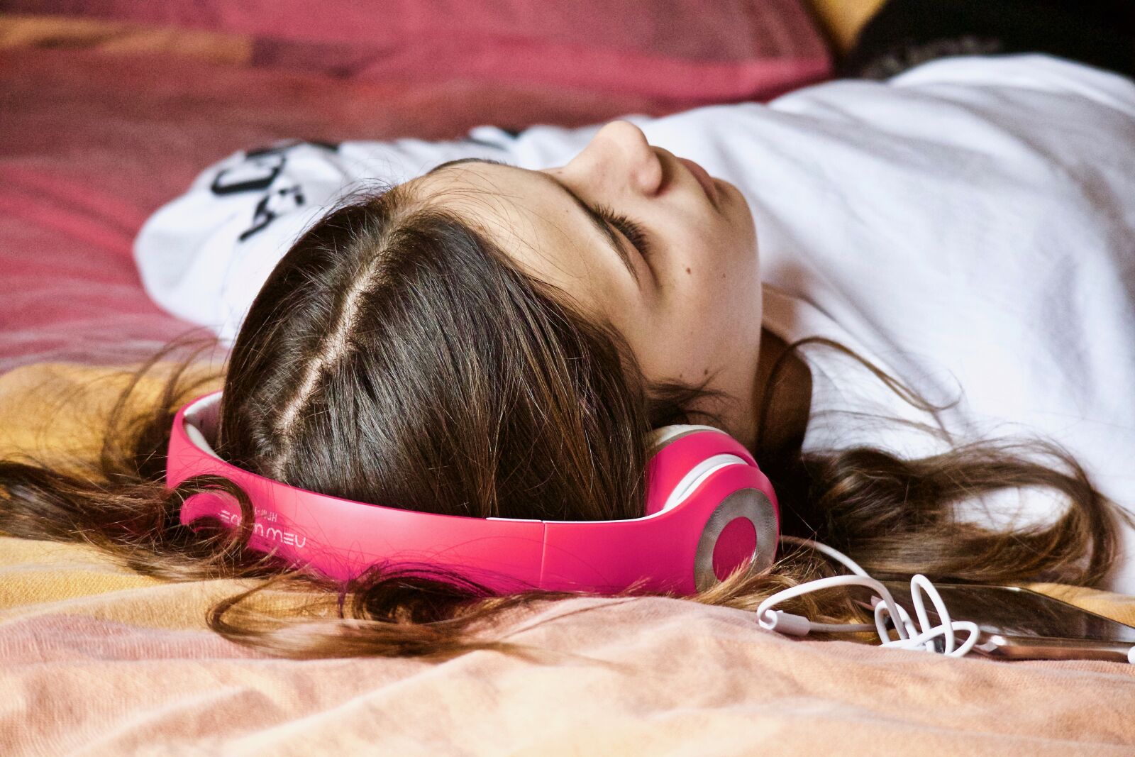 Canon EOS M sample photo. Girl, relaxation, listening photography