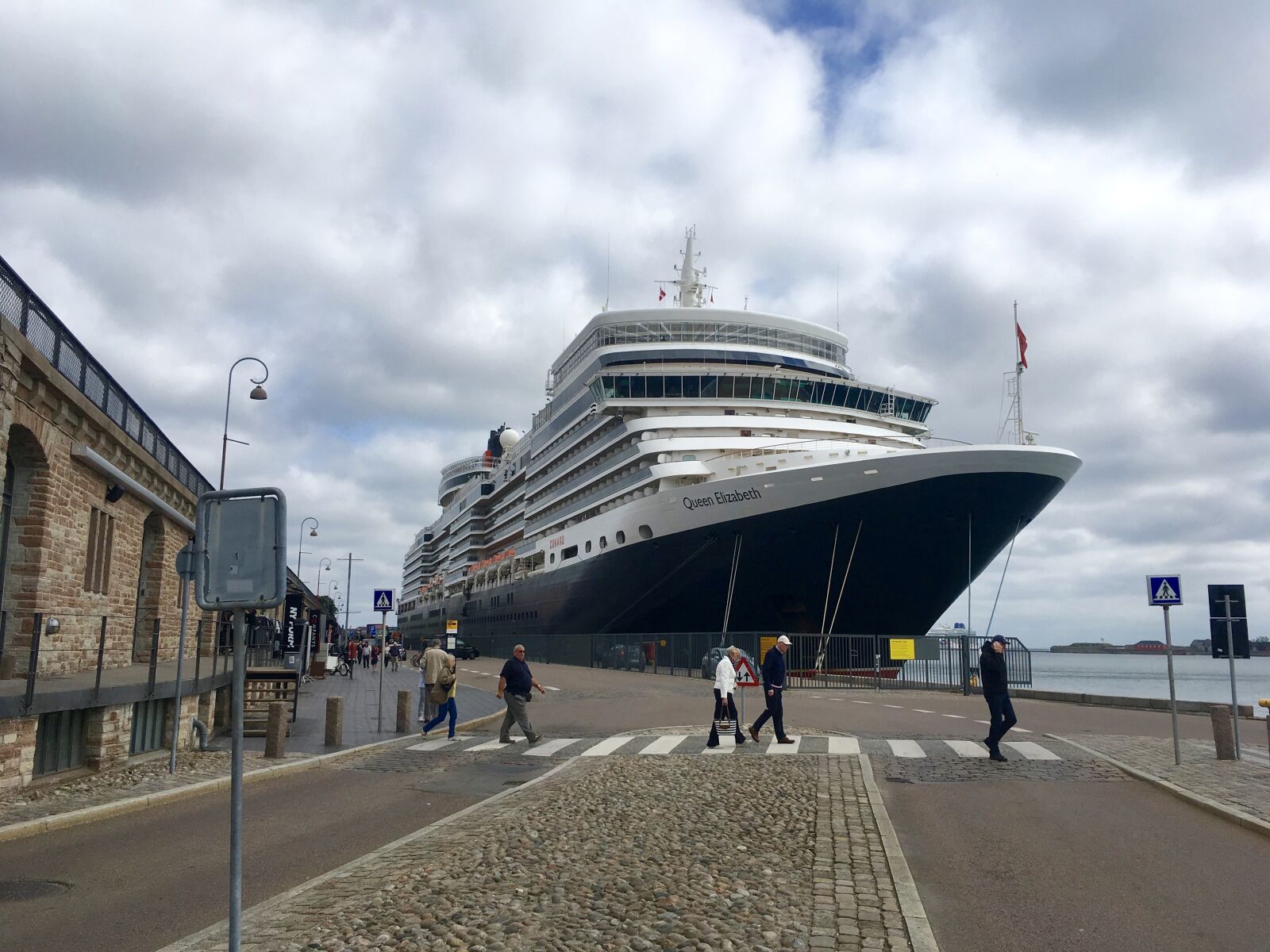 iPhone SE back camera 4.15mm f/2.2 sample photo. Cruise, ship, cruise ship photography