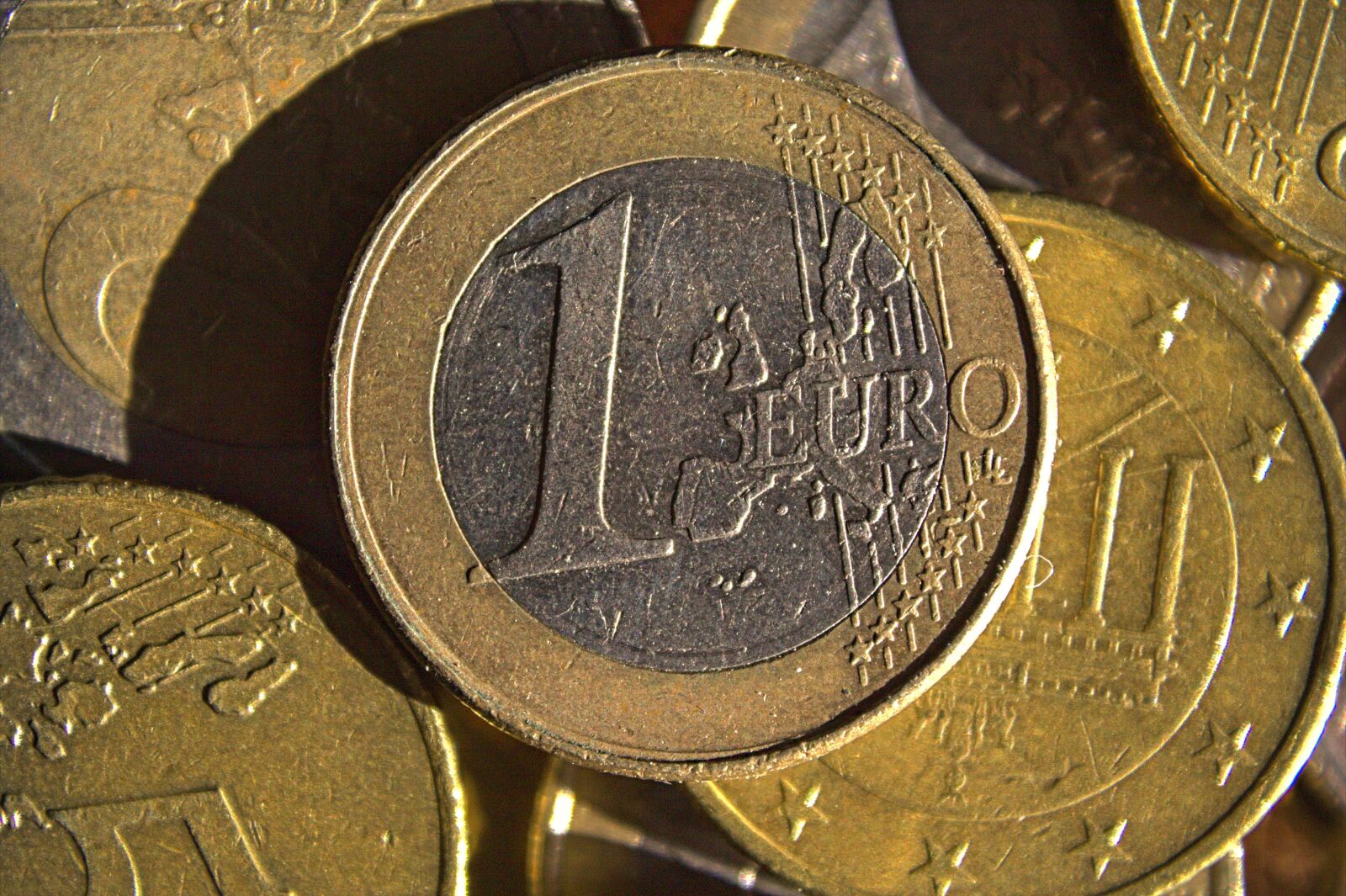 Canon EOS 1100D (EOS Rebel T3 / EOS Kiss X50) sample photo. Euro, coin, closeup photography