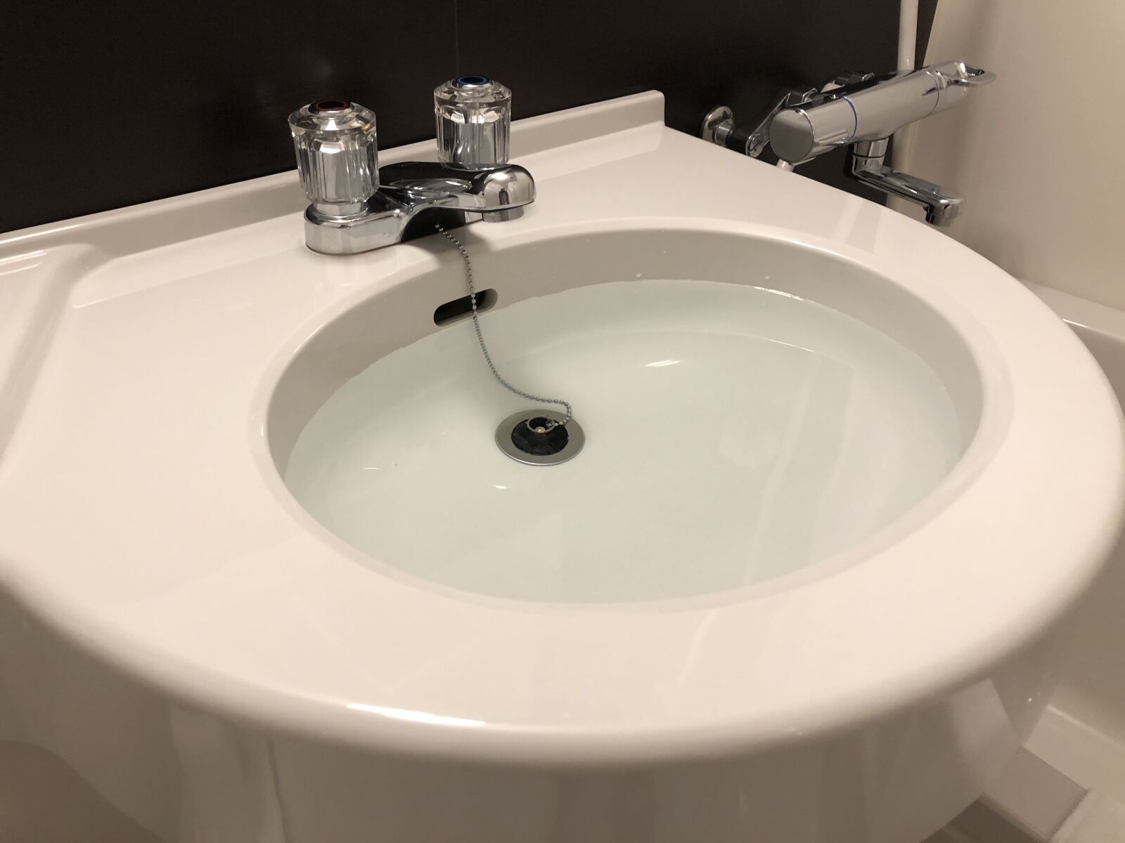 iPhone X back dual camera 4mm f/1.8 sample photo. Washbasin, water supply, bath photography
