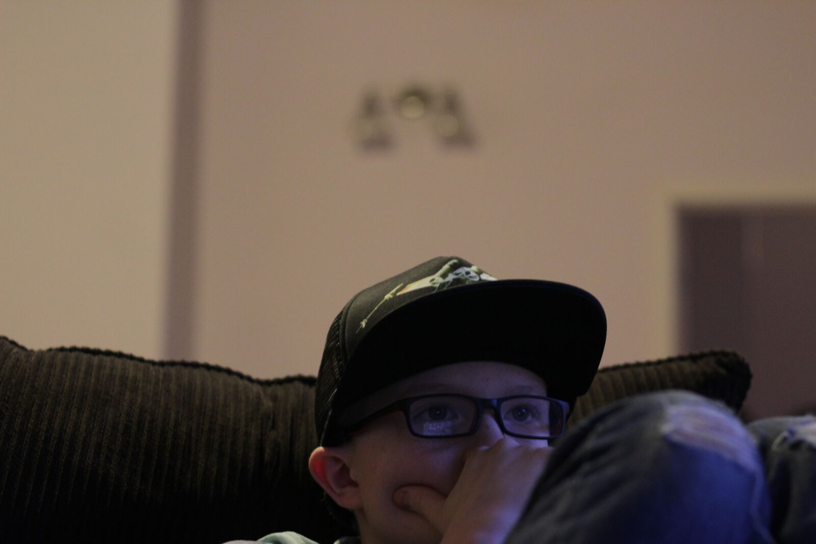 Canon EOS 1200D (EOS Rebel T5 / EOS Kiss X70 / EOS Hi) sample photo. Boy, couch, kid, television photography