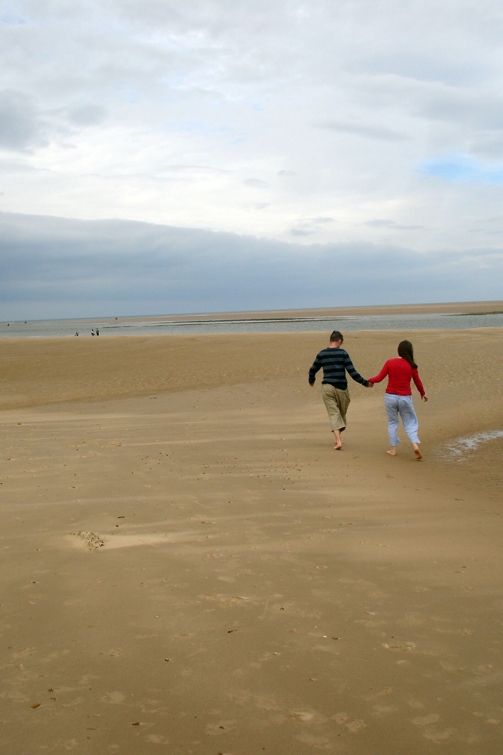 Sony DSC-P200 sample photo. Couple, beach, seaside photography