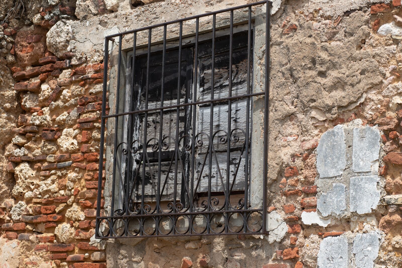 Canon EF 85mm F1.8 USM sample photo. Window, irons, blind photography