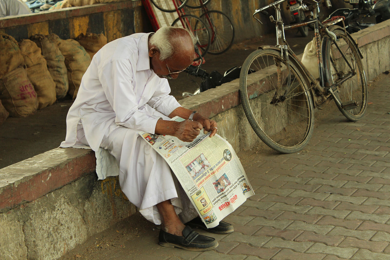 Canon EOS 650D (EOS Rebel T4i / EOS Kiss X6i) sample photo. Man, wearing, white, clothes photography