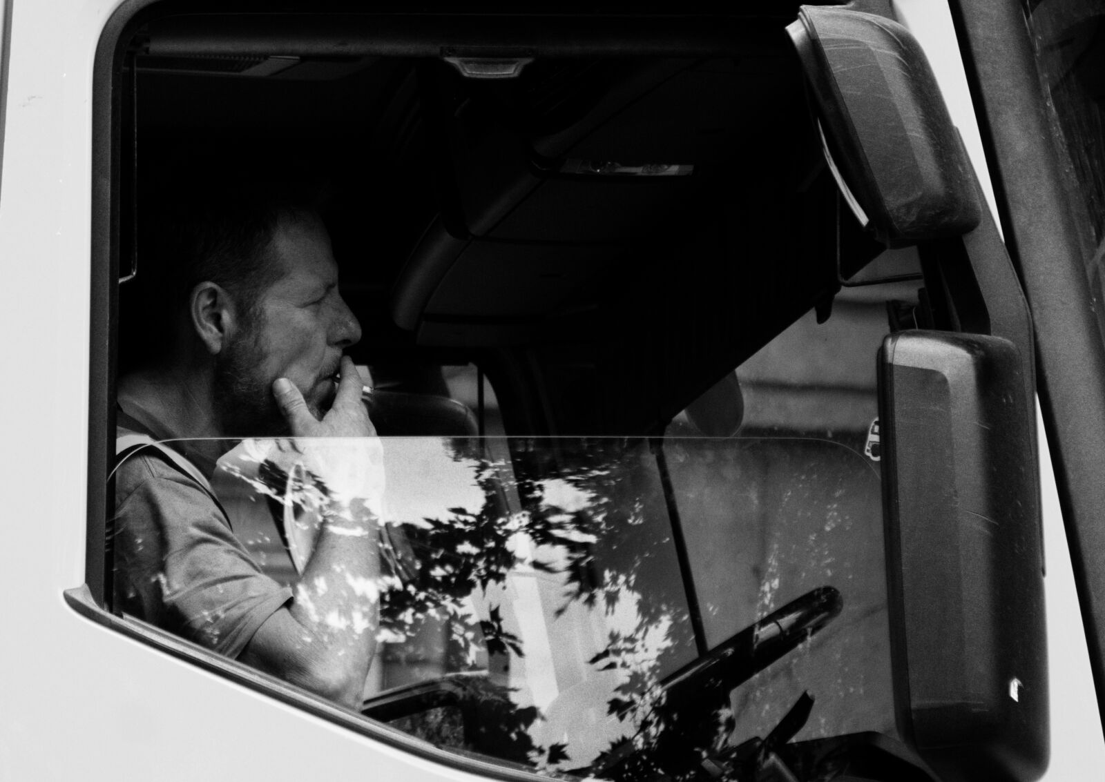 Nikon D3400 sample photo. Man, van, smoking photography
