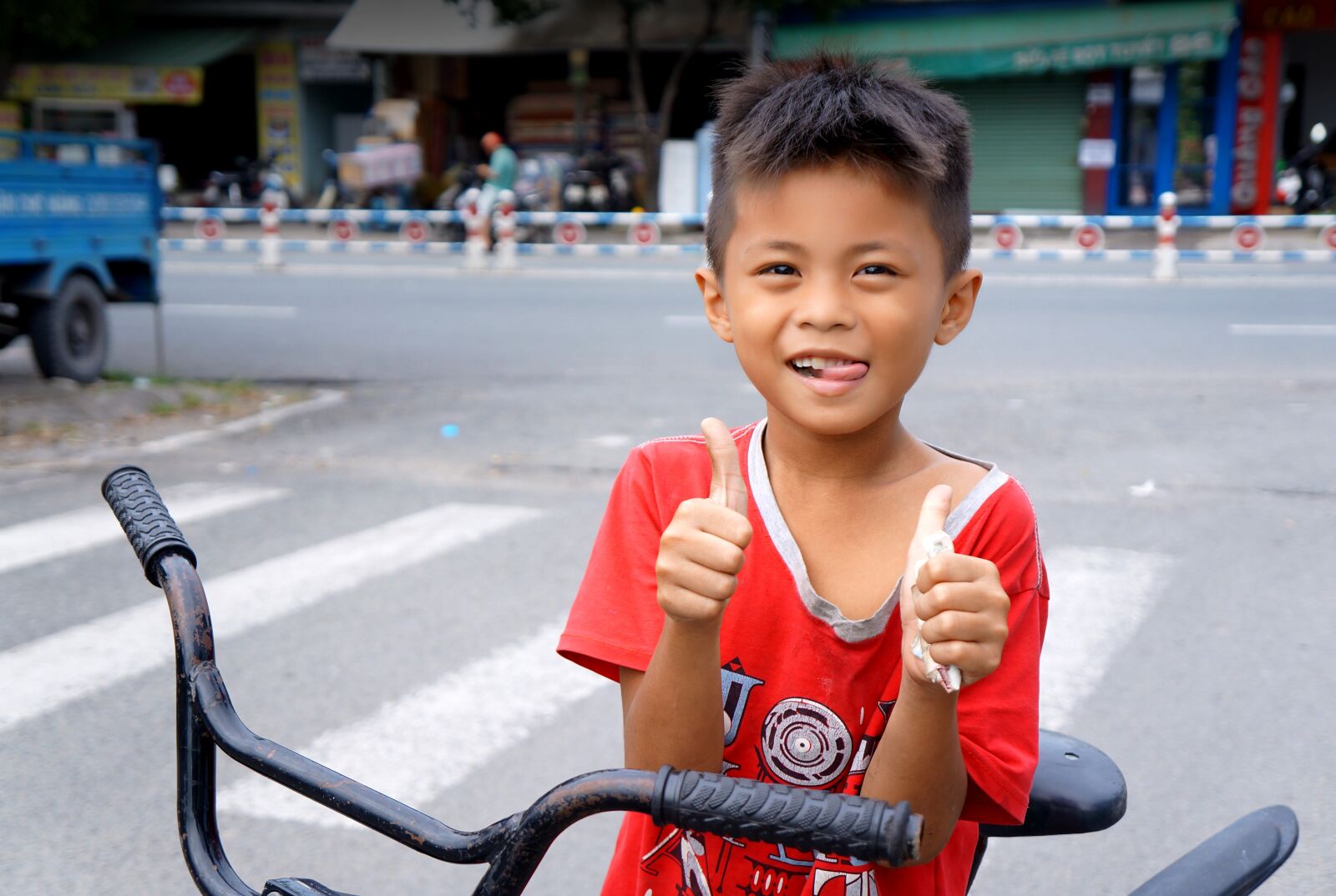 Sony Alpha NEX-F3 + Sony E 18-55mm F3.5-5.6 OSS sample photo. Kids, people, vietnam photography