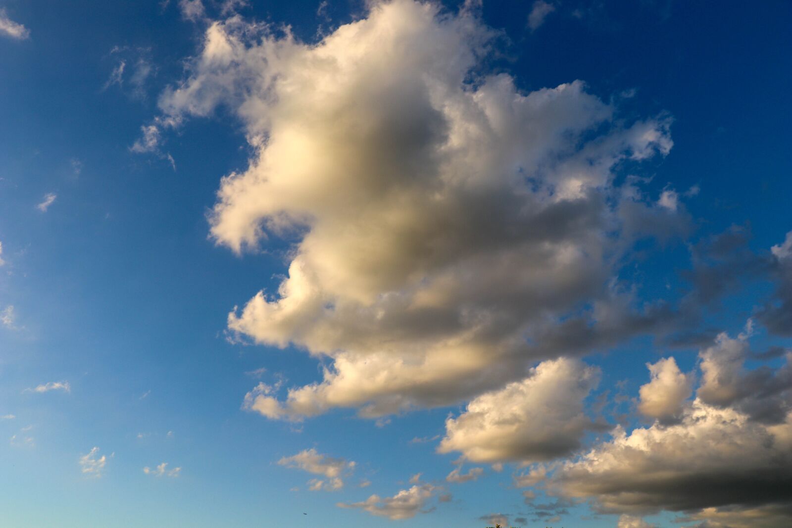 Canon EF-S 18-135mm F3.5-5.6 IS USM sample photo. Clouds, background, sky photography