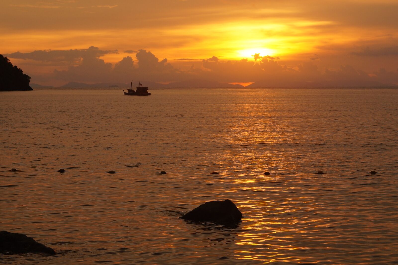 Sony DT 18-55mm F3.5-5.6 SAM II sample photo. Sunset, phi phi, sea photography