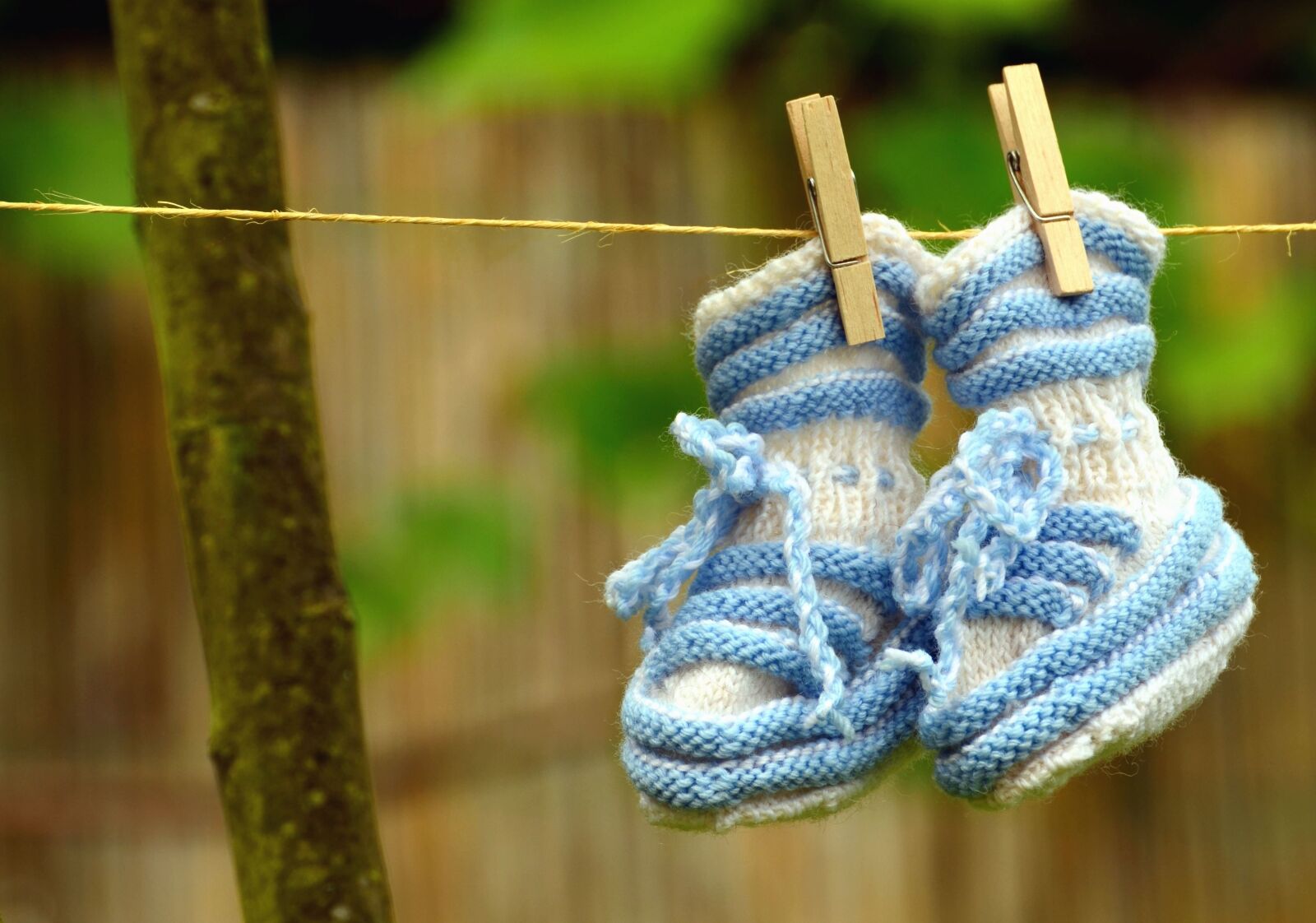 Nikon D5100 sample photo. Boy, clothes peg, rope photography
