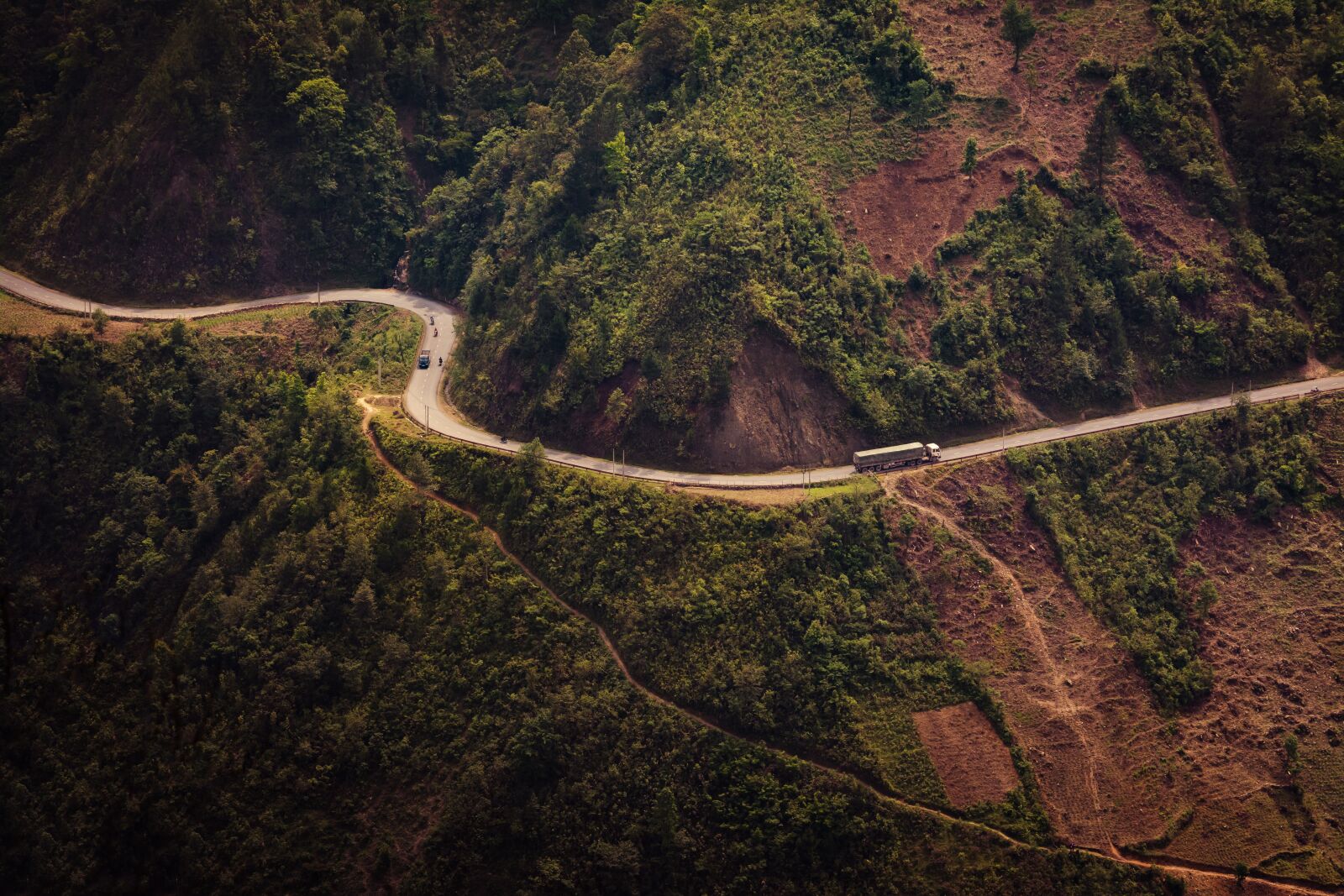 Nikon D7100 sample photo. Road, truck, curve photography
