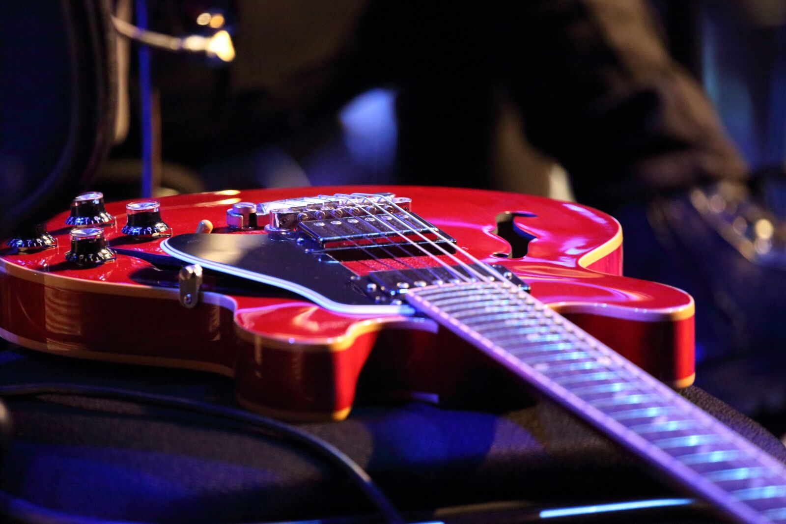 Canon EF 100-400mm F4.5-5.6L IS USM sample photo. Etc, played, guitar photography