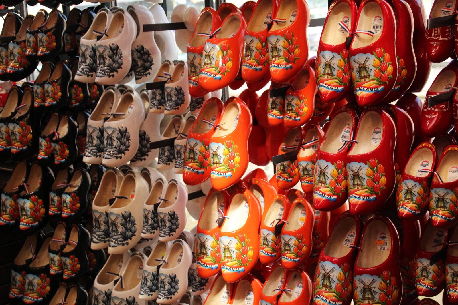 Canon EOS 600D (Rebel EOS T3i / EOS Kiss X5) sample photo. Display, store, clogs photography