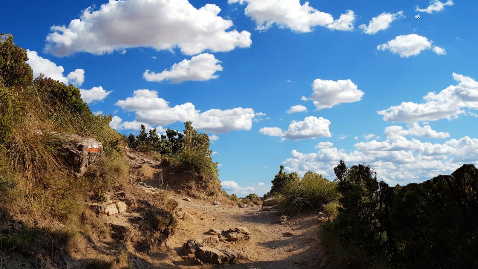 Samsung Galaxy S8+ sample photo. Trail, clouds, landscape photography