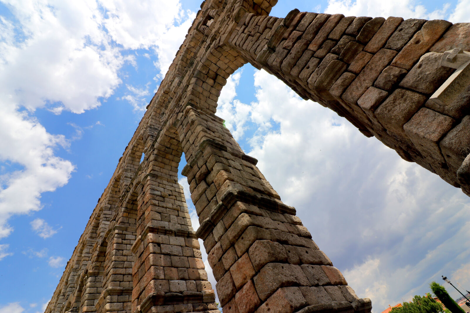Canon EF-S 10-18mm F4.5–5.6 IS STM sample photo. Aqueduct, old, building, spain photography