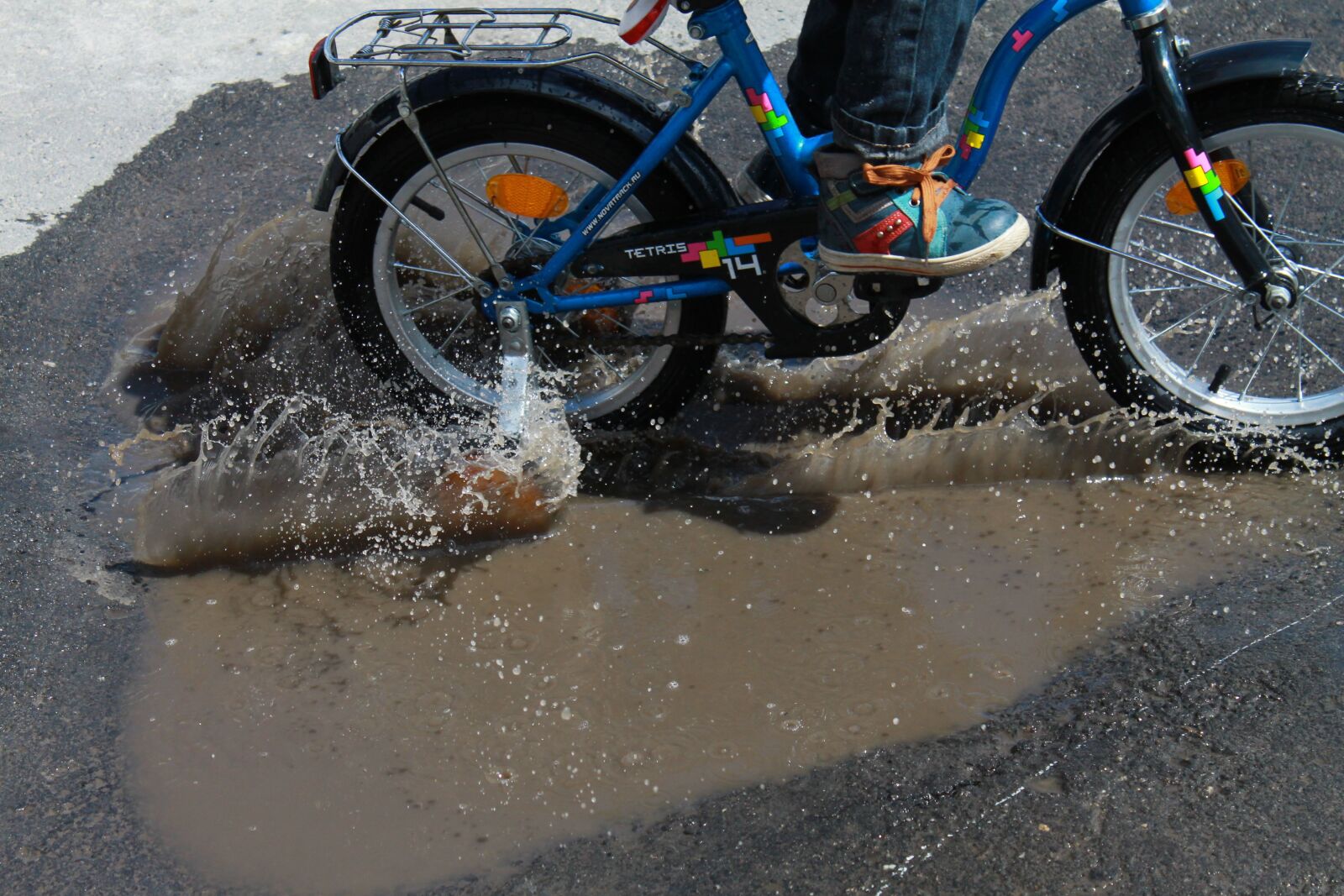 Canon EOS 1100D (EOS Rebel T3 / EOS Kiss X50) sample photo. Spray, bike, baby photography