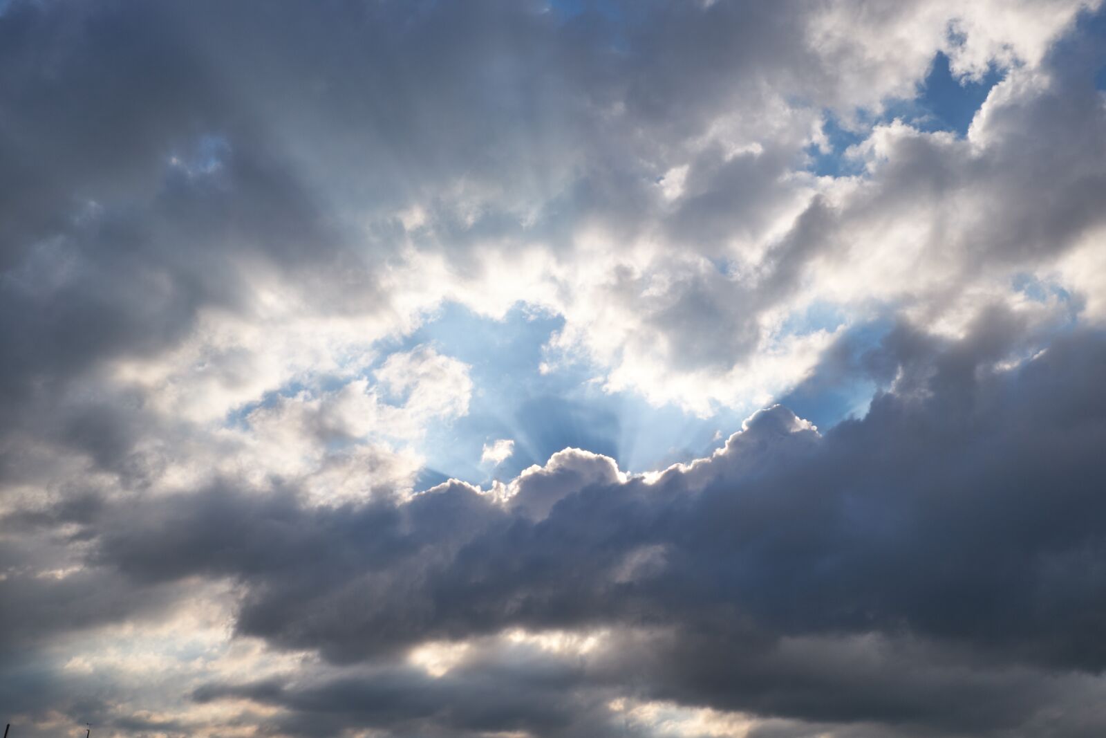 Fujifilm XF 18-55mm F2.8-4 R LM OIS sample photo. Clouds, sky, sun photography