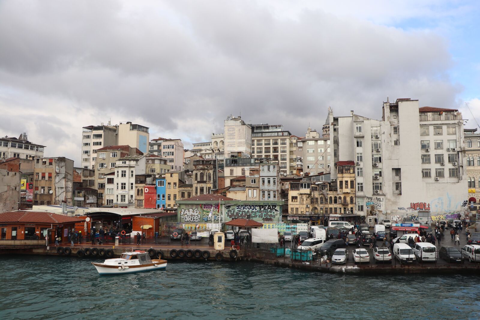 Canon EOS 77D (EOS 9000D / EOS 770D) + Canon EF-S 18-135mm F3.5-5.6 IS STM sample photo. Istanbul, sky, clouds photography