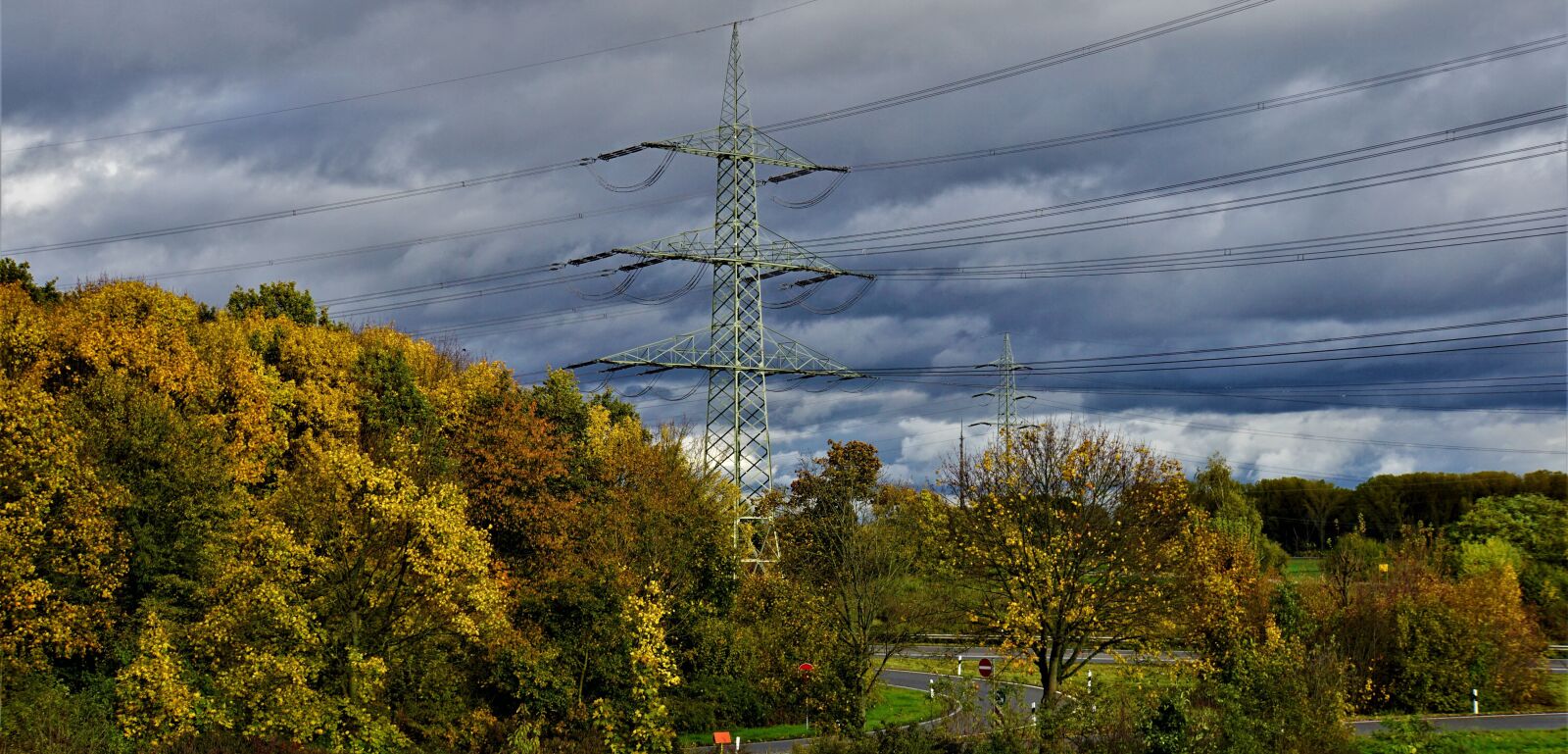 Sony a6000 + Sony E 18-200mm F3.5-6.3 OSS LE sample photo. Strommast, pylon, power lines photography