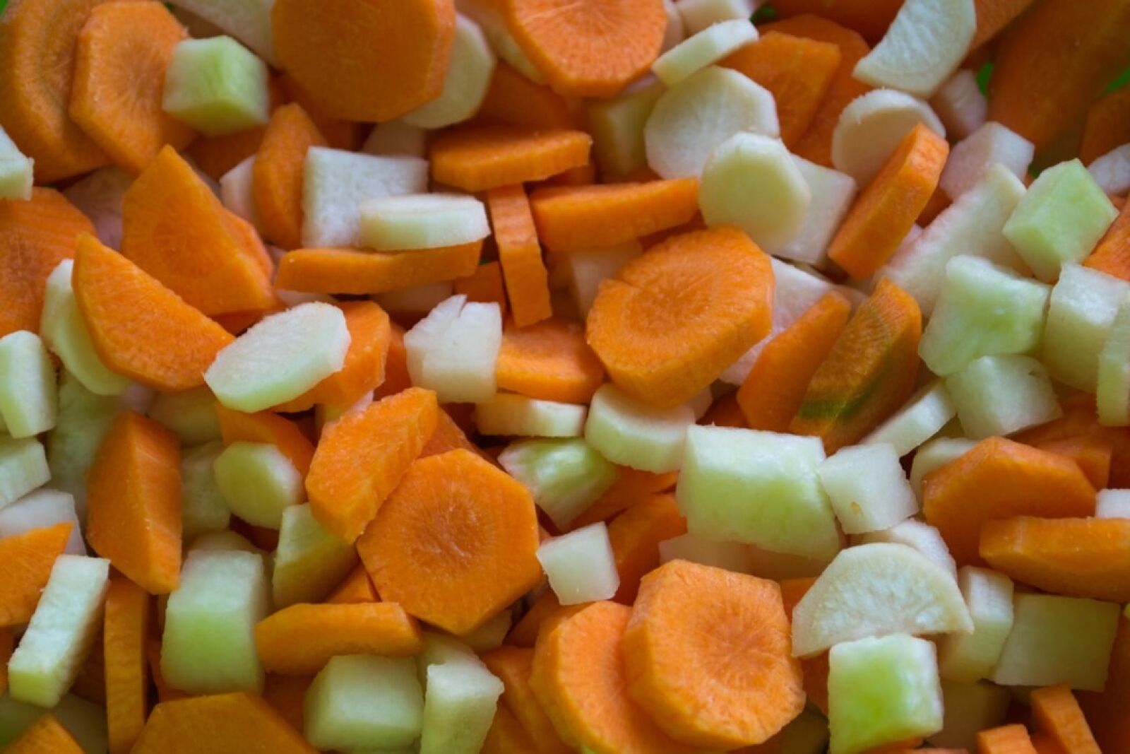 Nikon D3100 sample photo. Carrots, kohlrabi, cut photography
