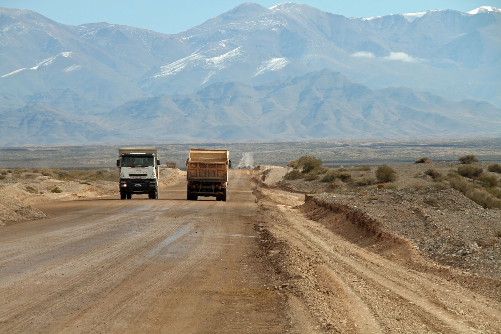 Canon EOS 7D sample photo. Dirt road, trucks, mountains photography