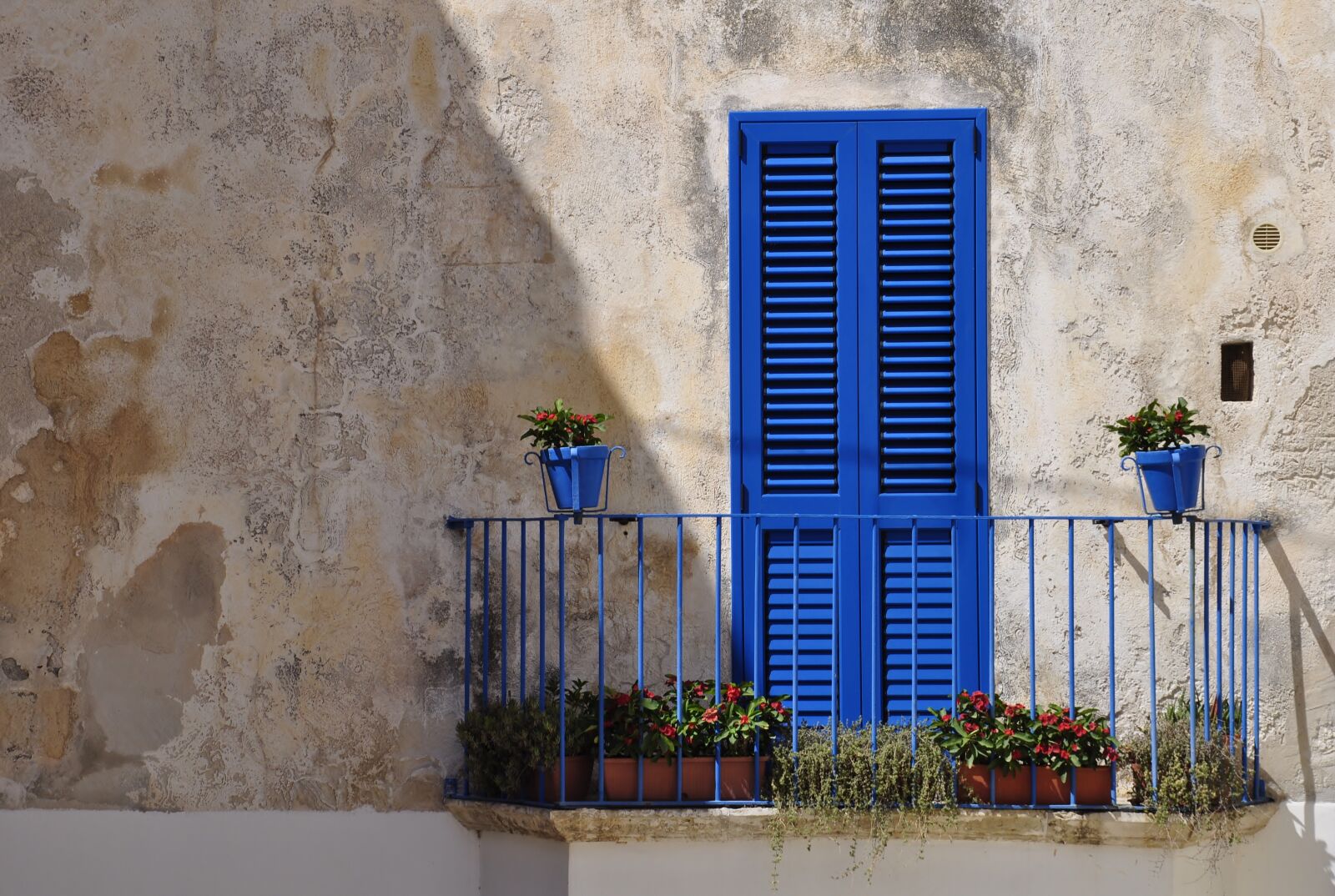 Nikon D5000 sample photo. House, window, balcony photography