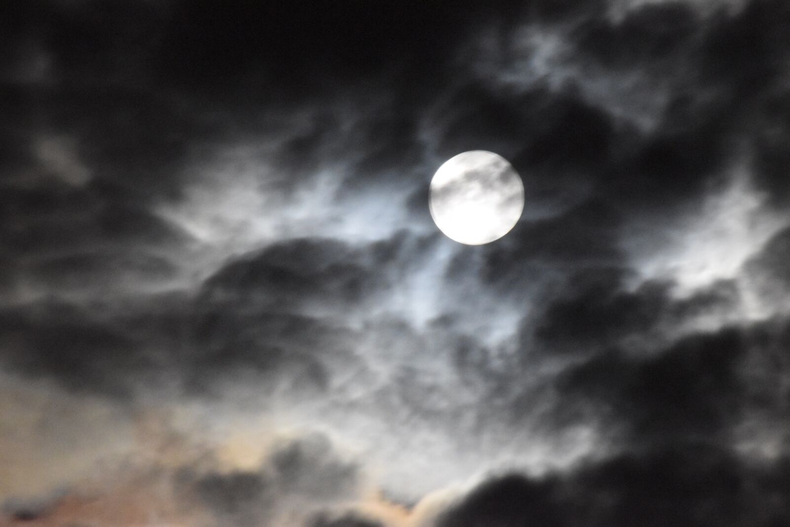 Nikon D5600 sample photo. Luna, clouds, celo photography