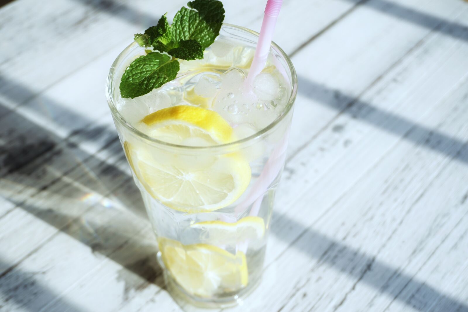 Sony a5100 sample photo. Transparent color, ice, lemon photography