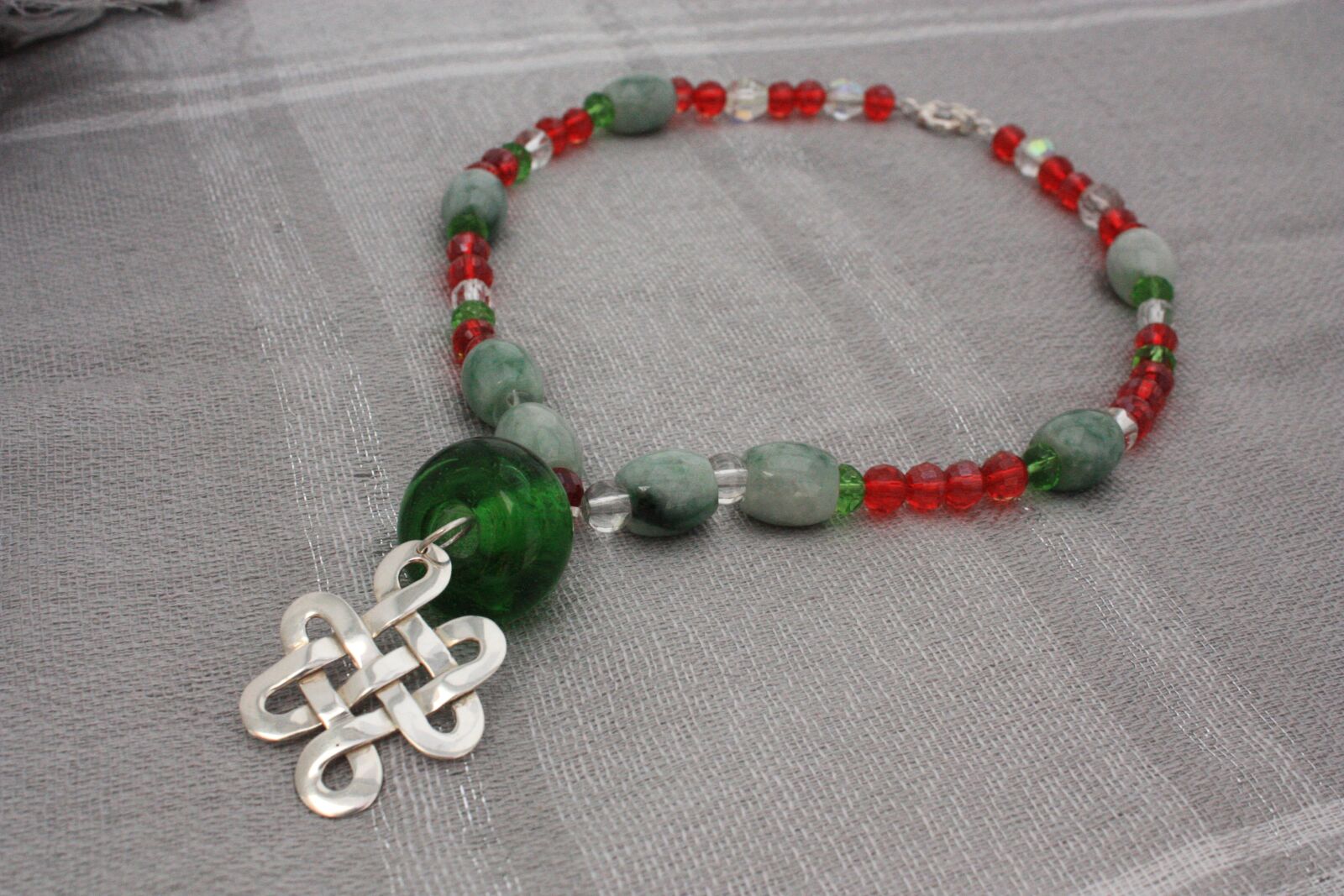 Canon EOS 450D (EOS Rebel XSi / EOS Kiss X2) sample photo. Necklace made by hand photography