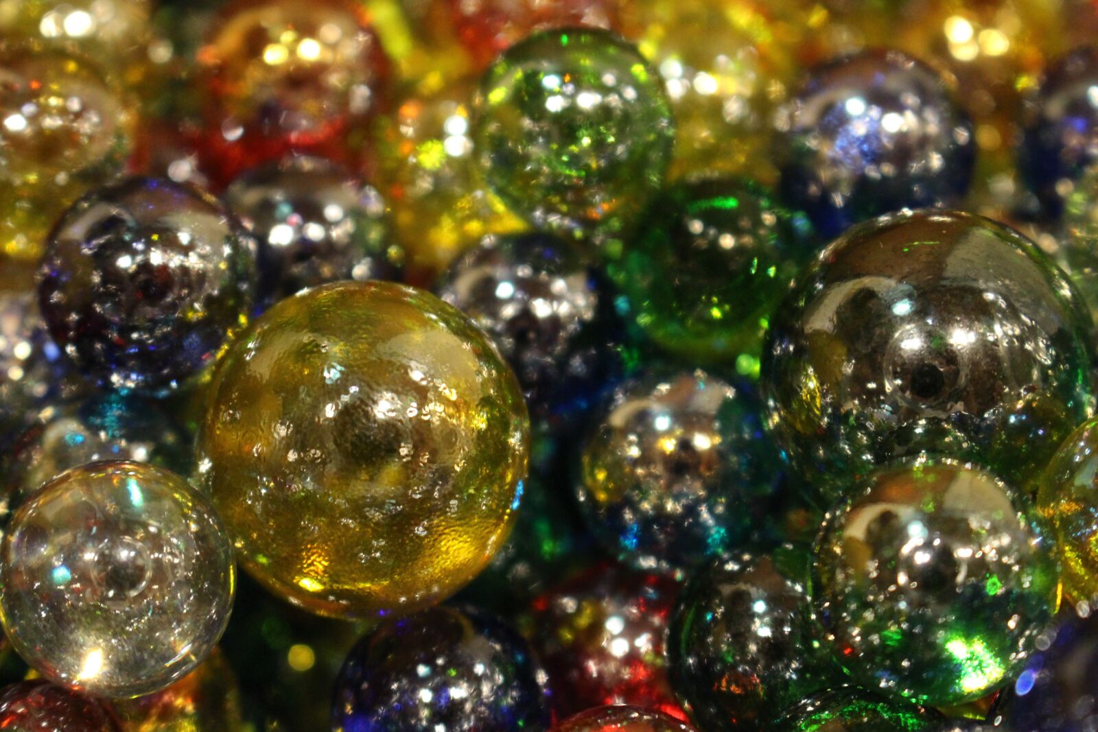 Canon EOS 100D (EOS Rebel SL1 / EOS Kiss X7) sample photo. Glass beads, toy, glitter photography