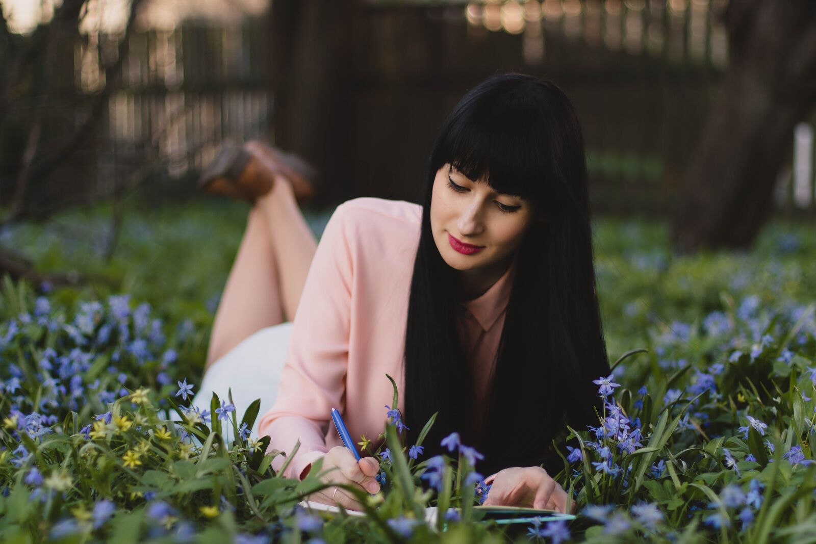 Canon EOS 760D (EOS Rebel T6s / EOS 8000D) + Canon EF 50mm F1.4 USM sample photo. Flowers, girl, spring, long photography