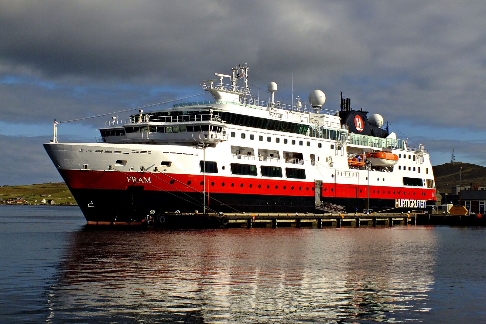 FujiFilm FinePix HS20 EXR (FinePix HS22 EXR) sample photo. Cruise, cruise liner, liner photography