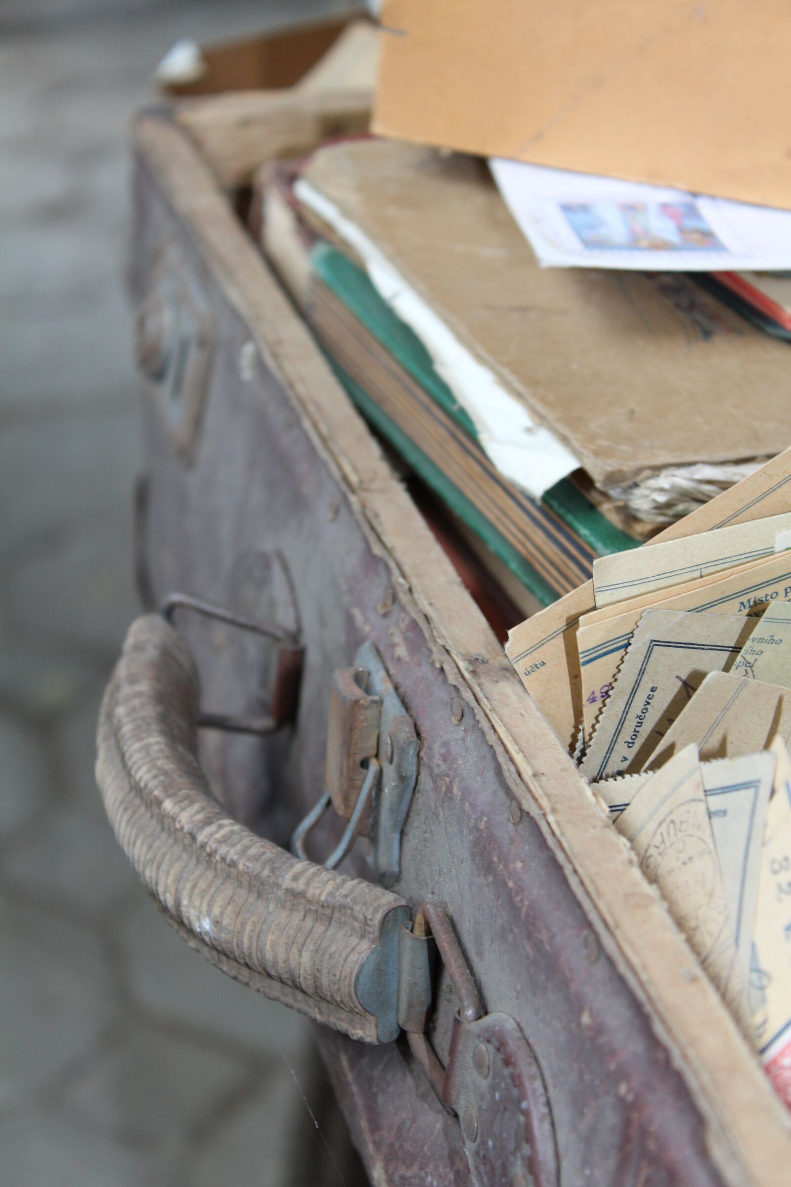 Canon EOS 700D (EOS Rebel T5i / EOS Kiss X7i) sample photo. The suitcase, old, letters photography