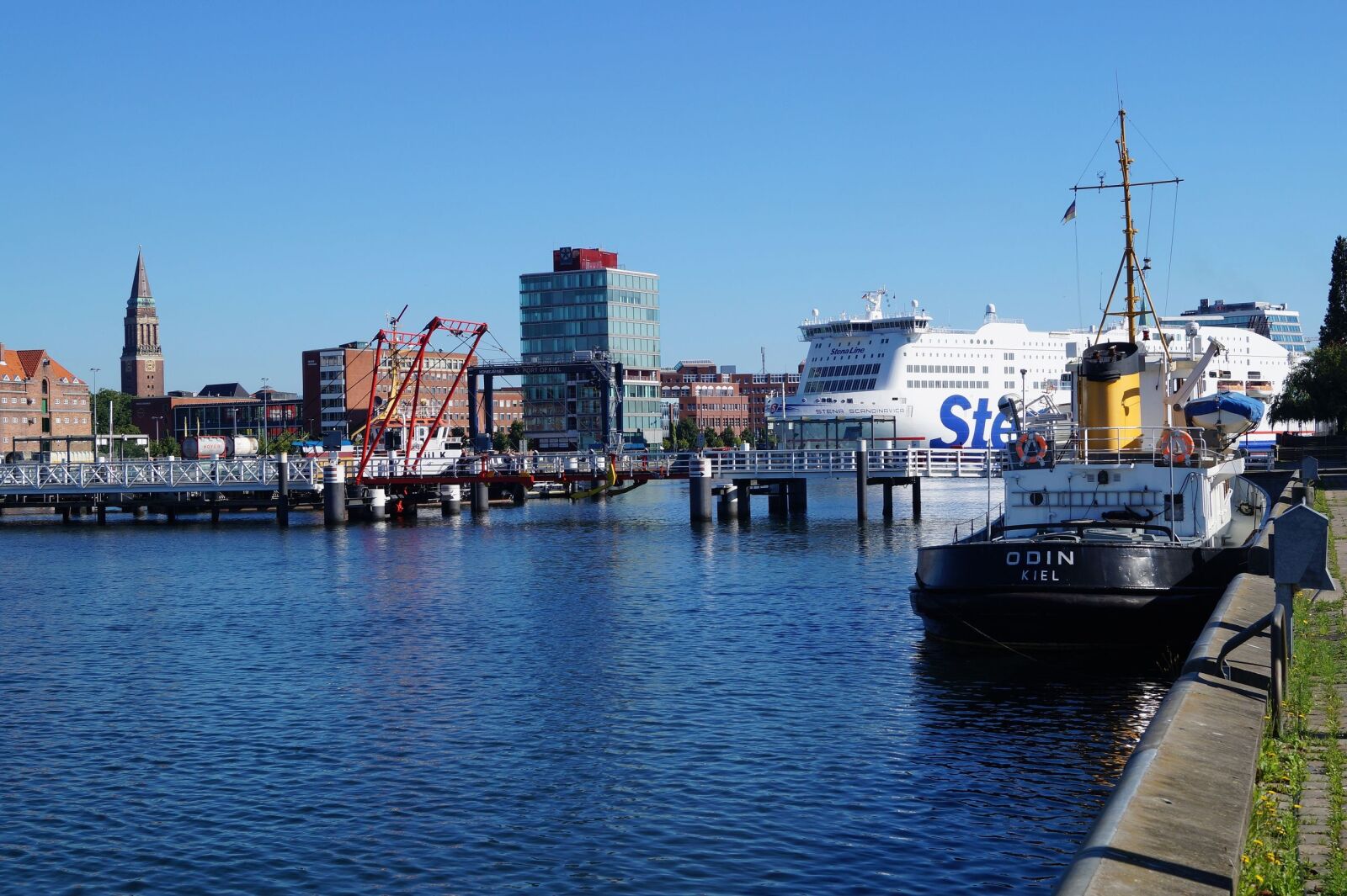 Sony DT 18-55mm F3.5-5.6 SAM II sample photo. Water, travel, megalopolis photography