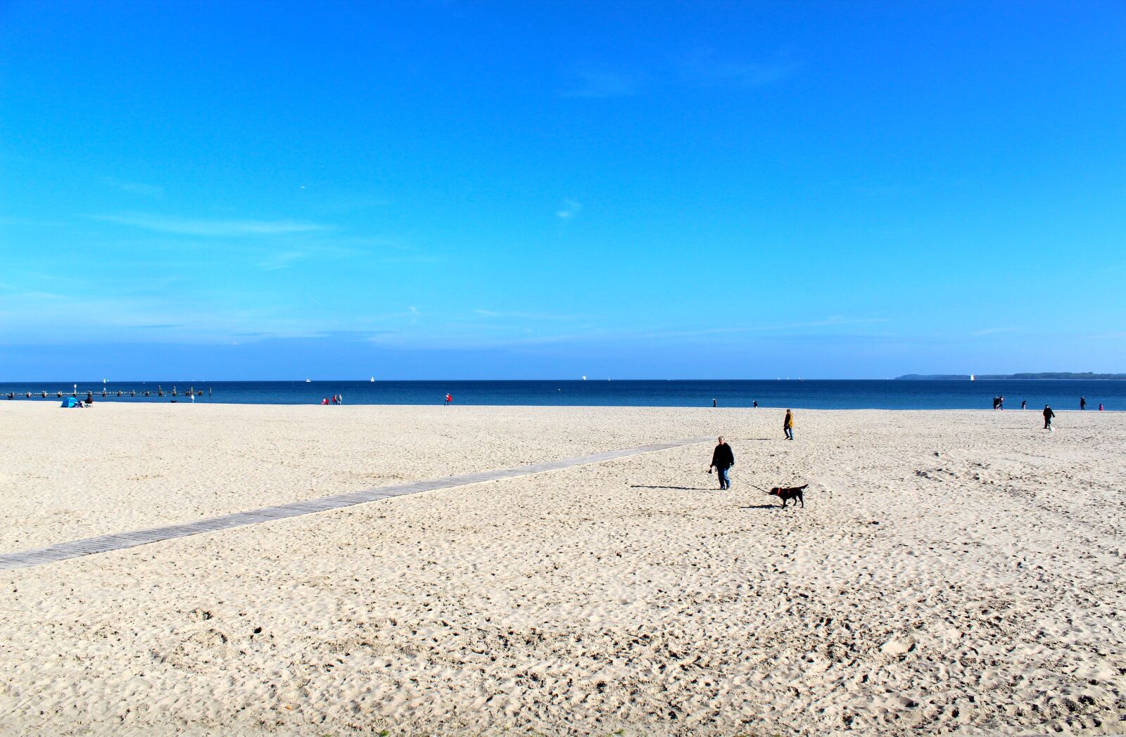 Canon EOS 1300D (EOS Rebel T6 / EOS Kiss X80) sample photo. Travemünde, beach, sea photography
