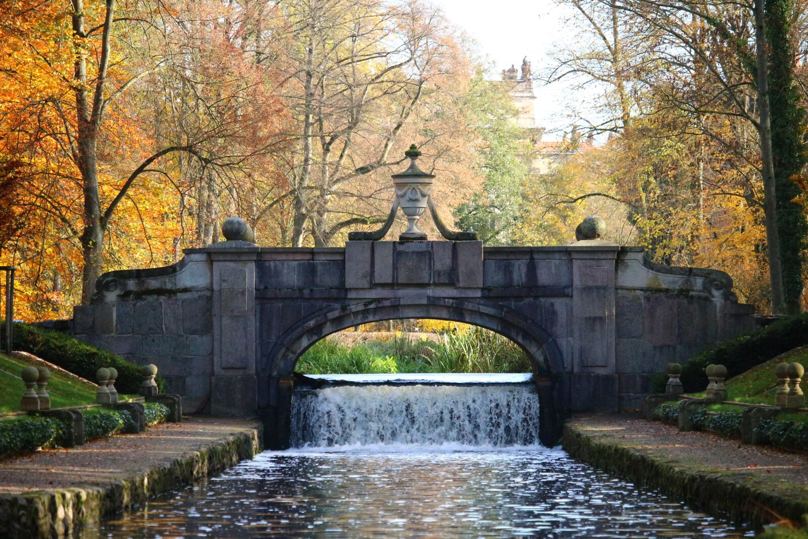 Canon EOS 100D (EOS Rebel SL1 / EOS Kiss X7) sample photo. Bridge, autumn, fall foliage photography