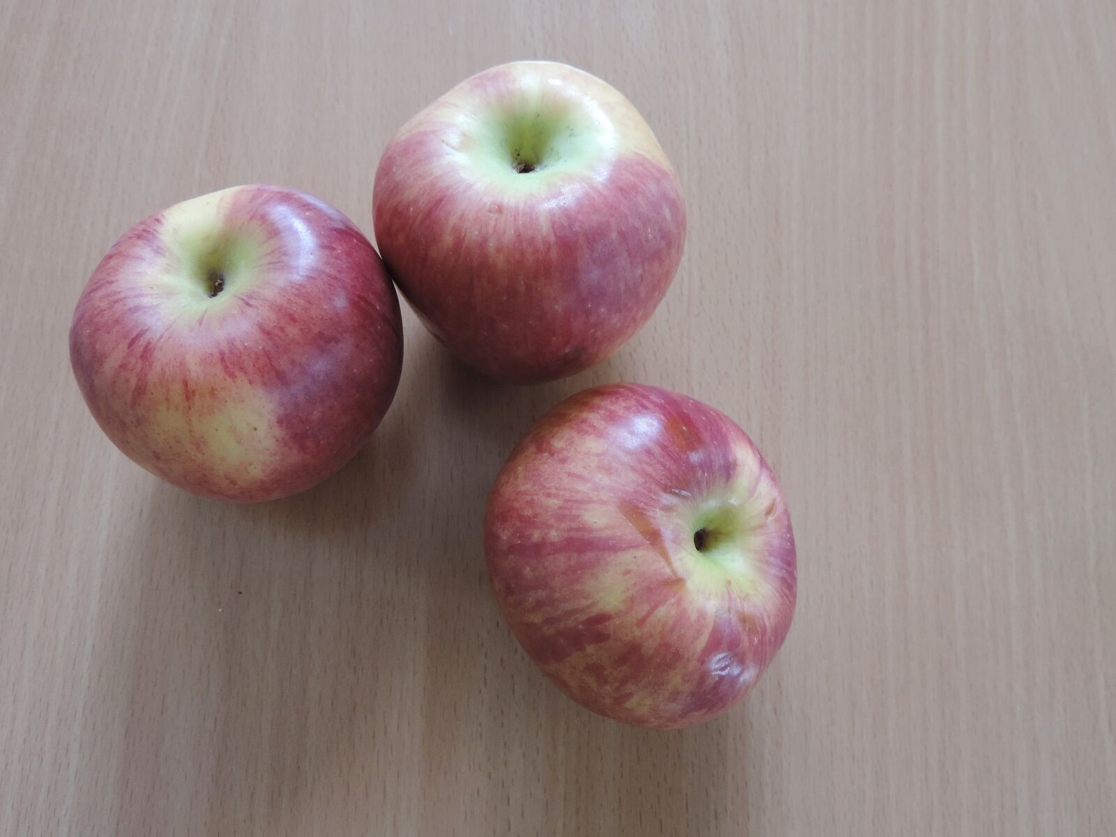 Nikon Coolpix P520 sample photo. Apples, detail, organic, three photography