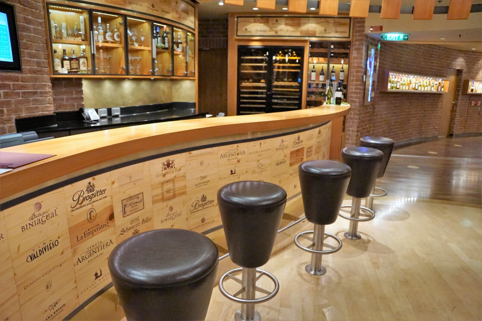 Sony ILCA-77M2 + Sony DT 16-50mm F2.8 SSM sample photo. Wine, shelf, wine shop photography