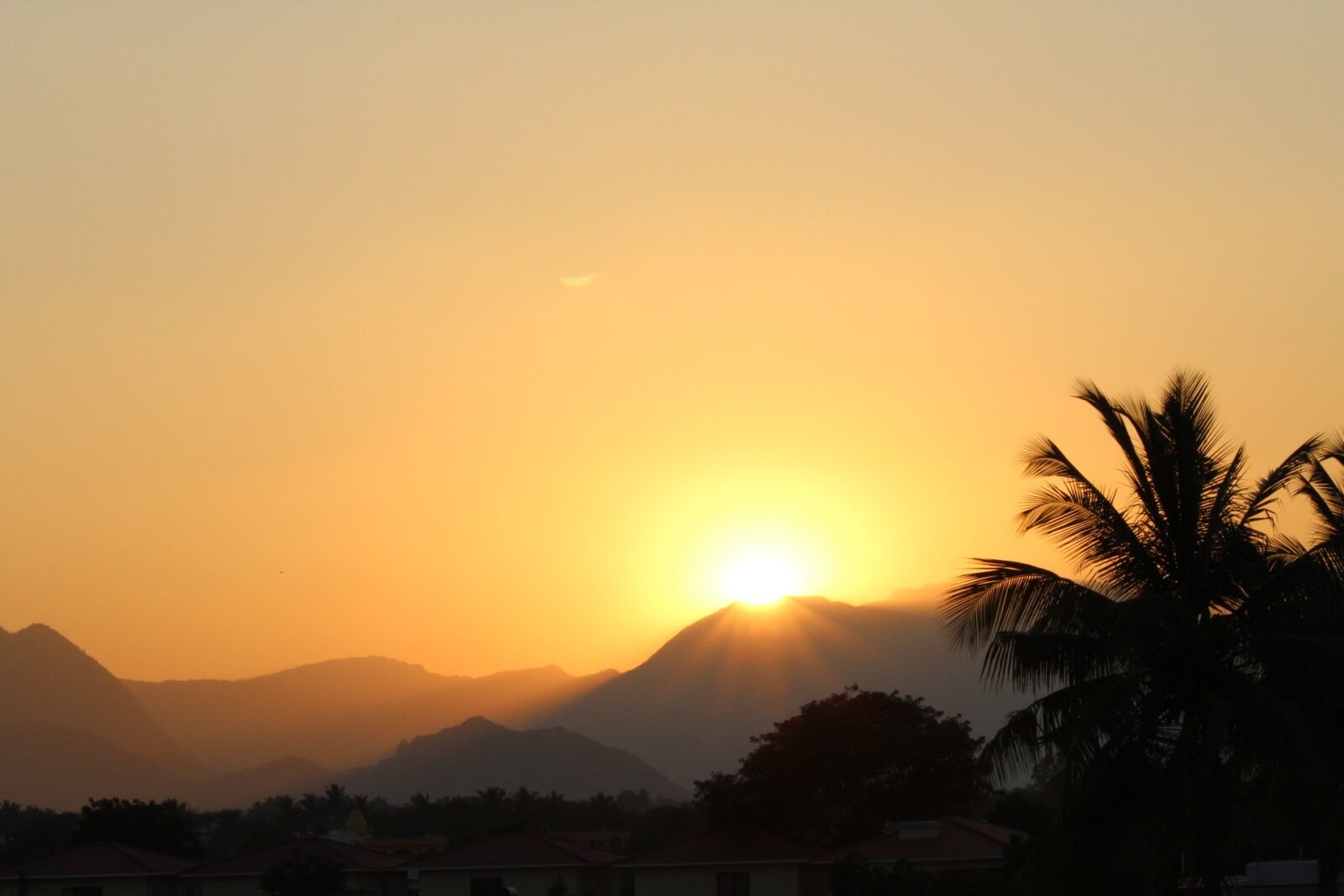 Canon EOS 1300D (EOS Rebel T6 / EOS Kiss X80) sample photo. Sunset, dawn, sun photography