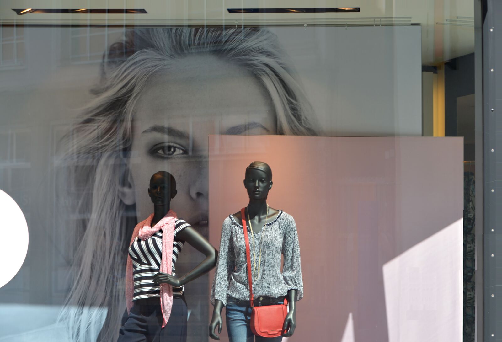 Nikon D3200 sample photo. Window, figures, decoration photography