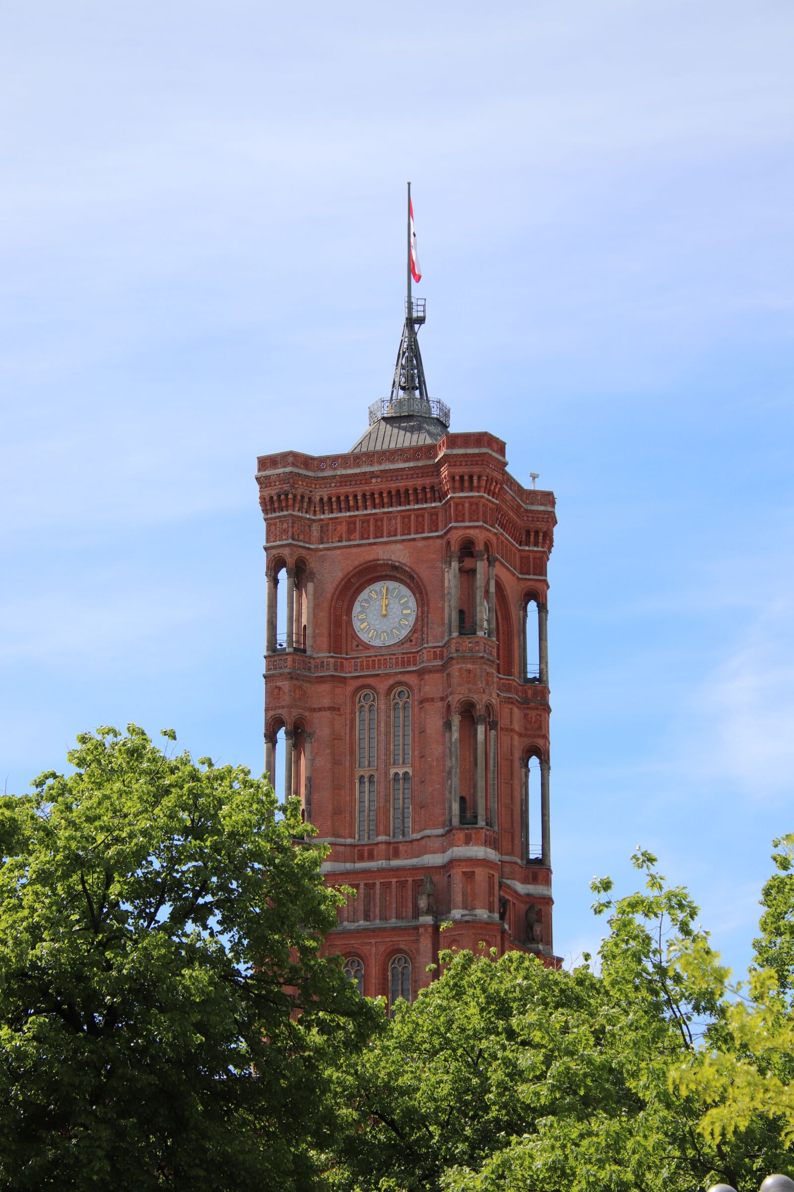 Canon EOS 800D (EOS Rebel T7i / EOS Kiss X9i) sample photo. Red town hall, tower photography