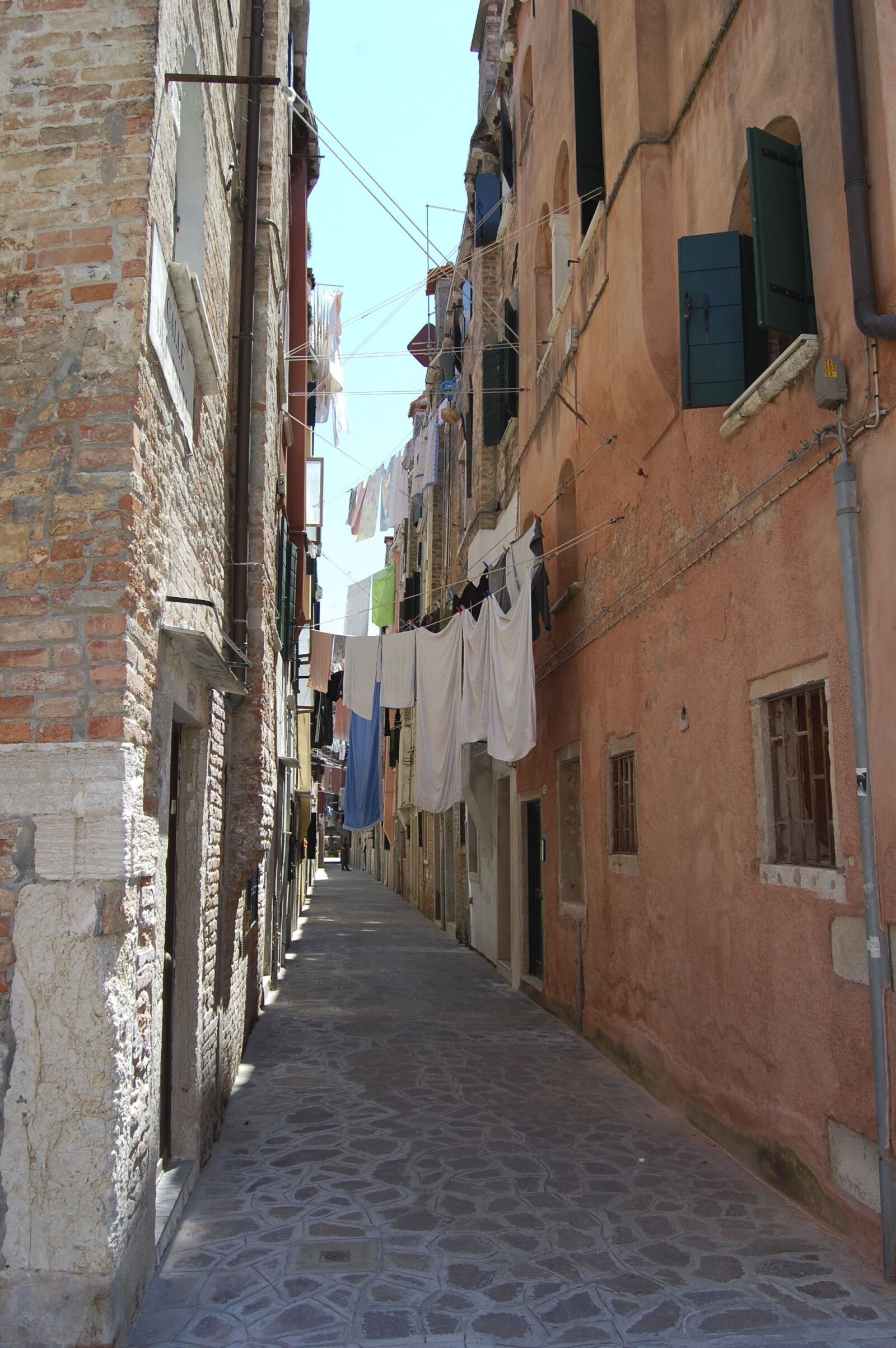 Nikon D40 sample photo. Venice, alley, laundry photography
