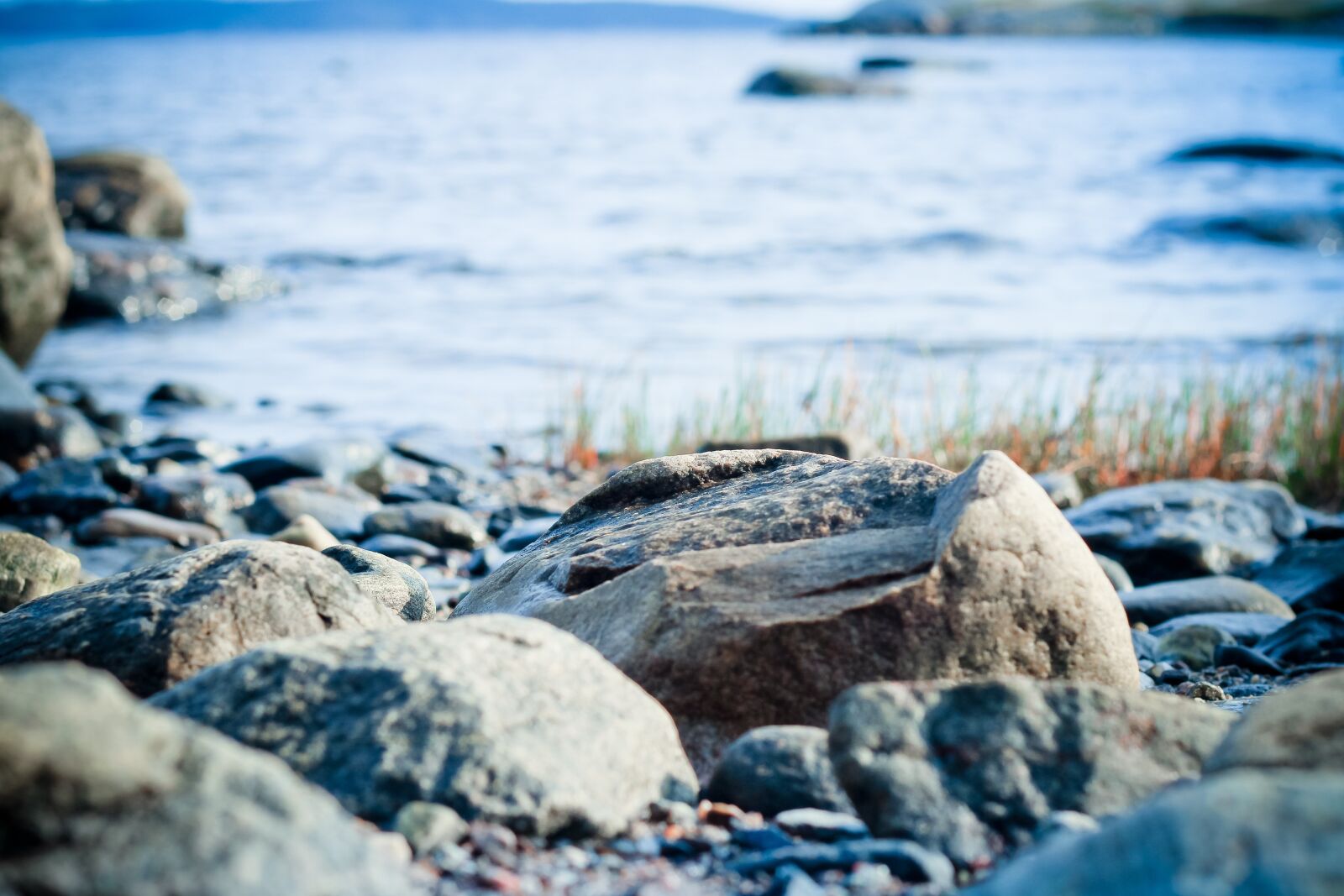 Canon EOS 600D (Rebel EOS T3i / EOS Kiss X5) + Canon EF 50mm F1.8 II sample photo. Beach, sea, stones photography
