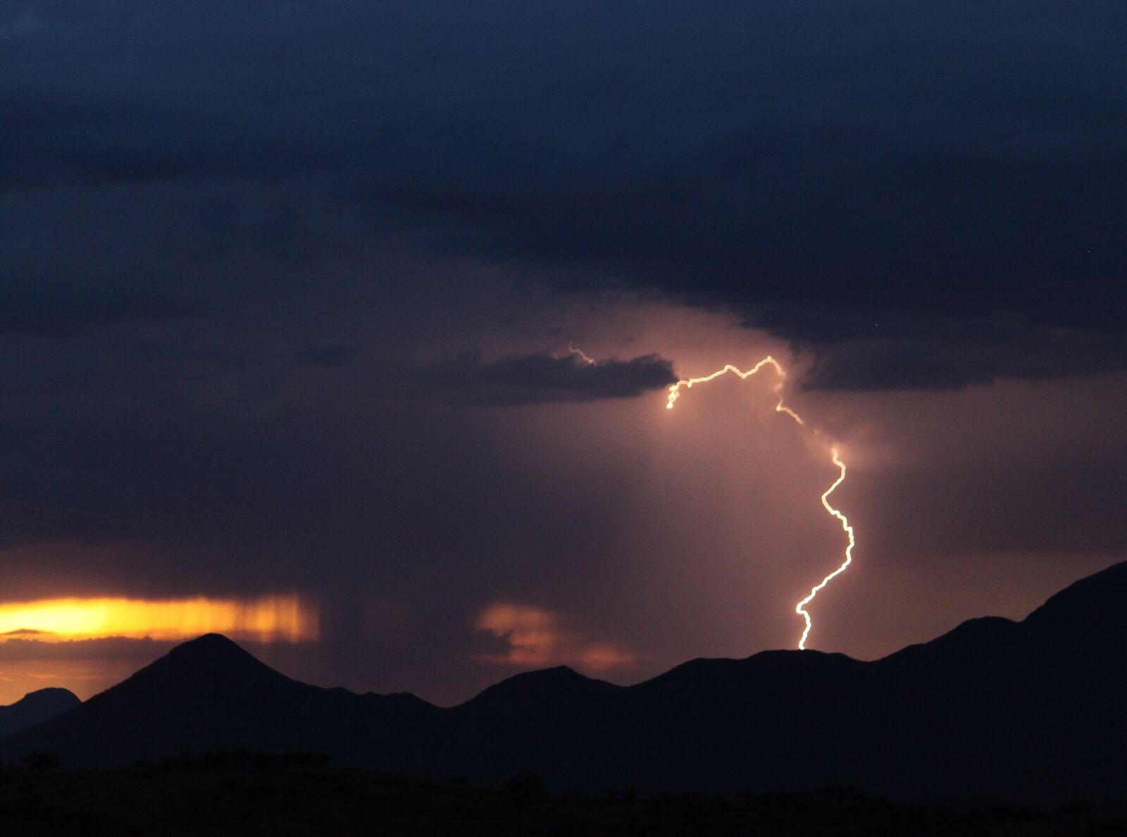 Canon EOS 500D (EOS Rebel T1i / EOS Kiss X3) sample photo. Lightning, weather, storm photography