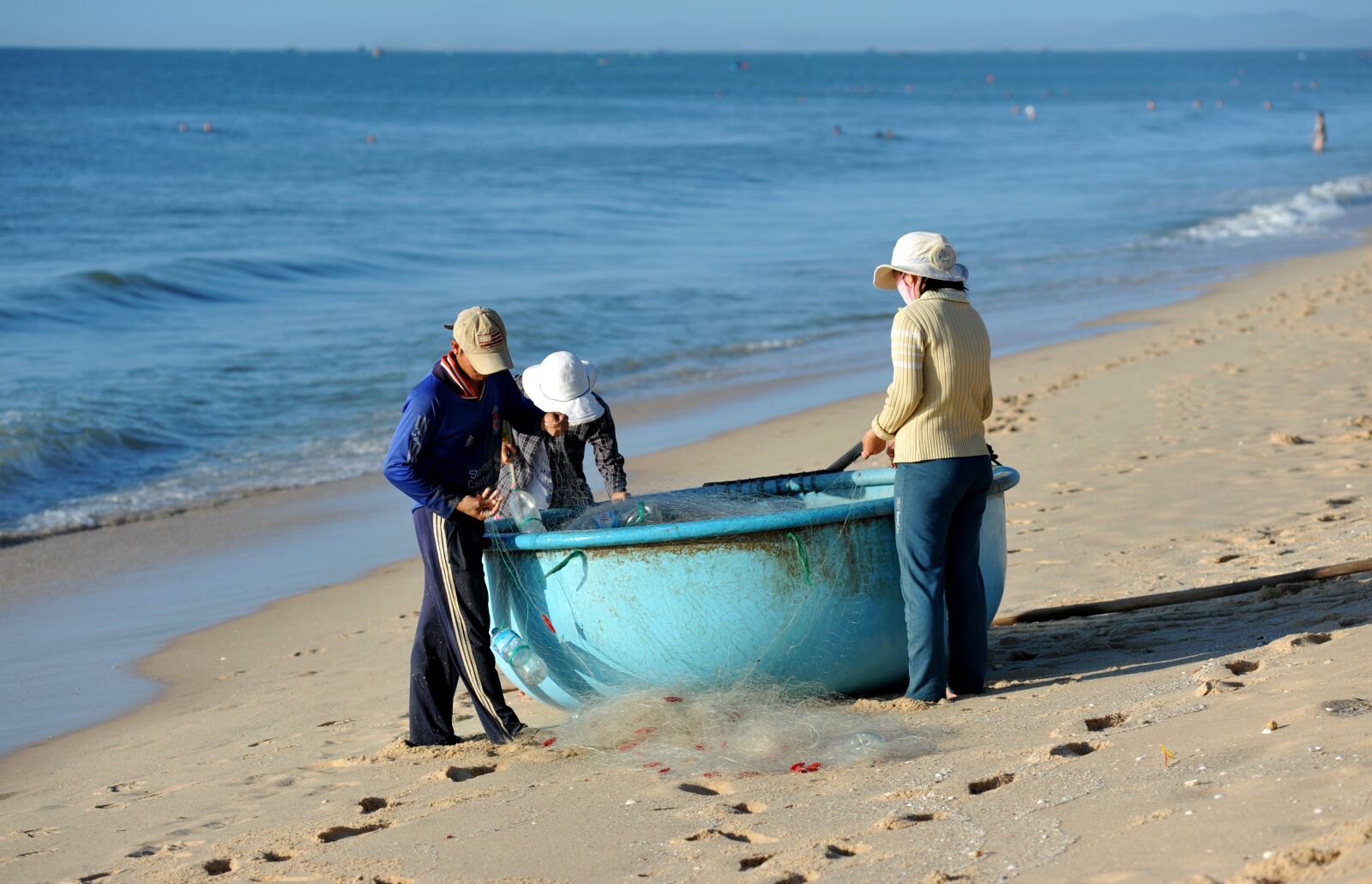 Nikon D700 sample photo. Fishermen, fishermen in vietnam photography