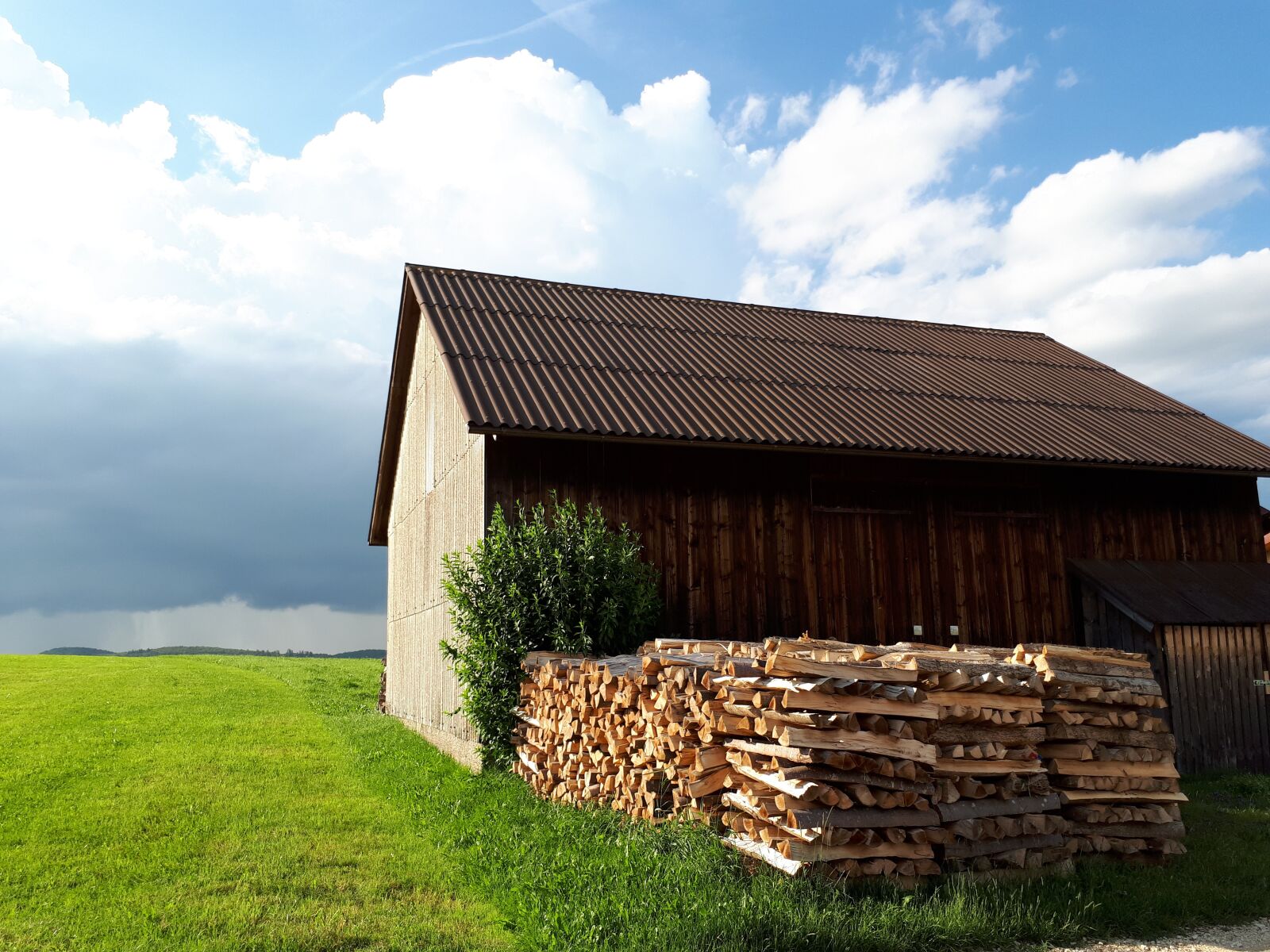 Samsung Galaxy A5(2017) sample photo. The barn, house, lawn photography