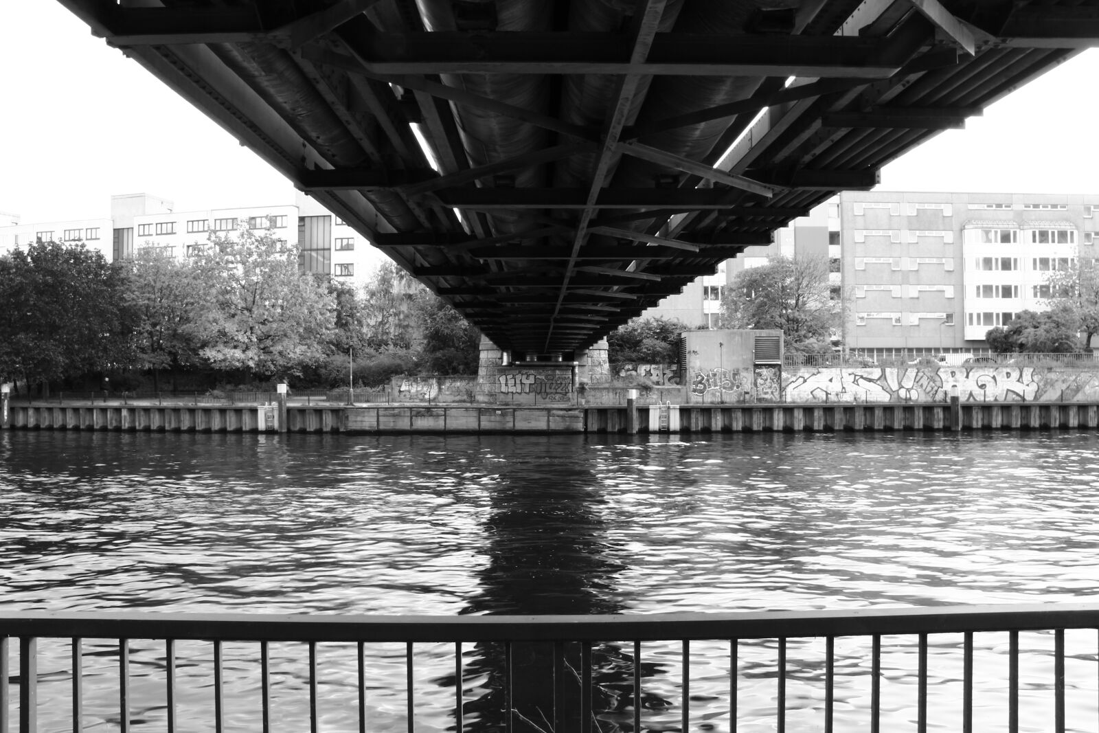 Canon EOS 550D (EOS Rebel T2i / EOS Kiss X4) sample photo. Bridge, city, river photography