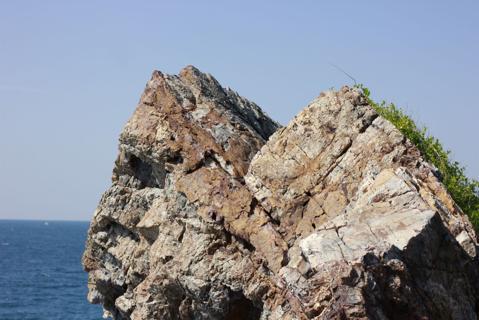 Canon EOS 550D (EOS Rebel T2i / EOS Kiss X4) sample photo. Sea, rock, ocean photography