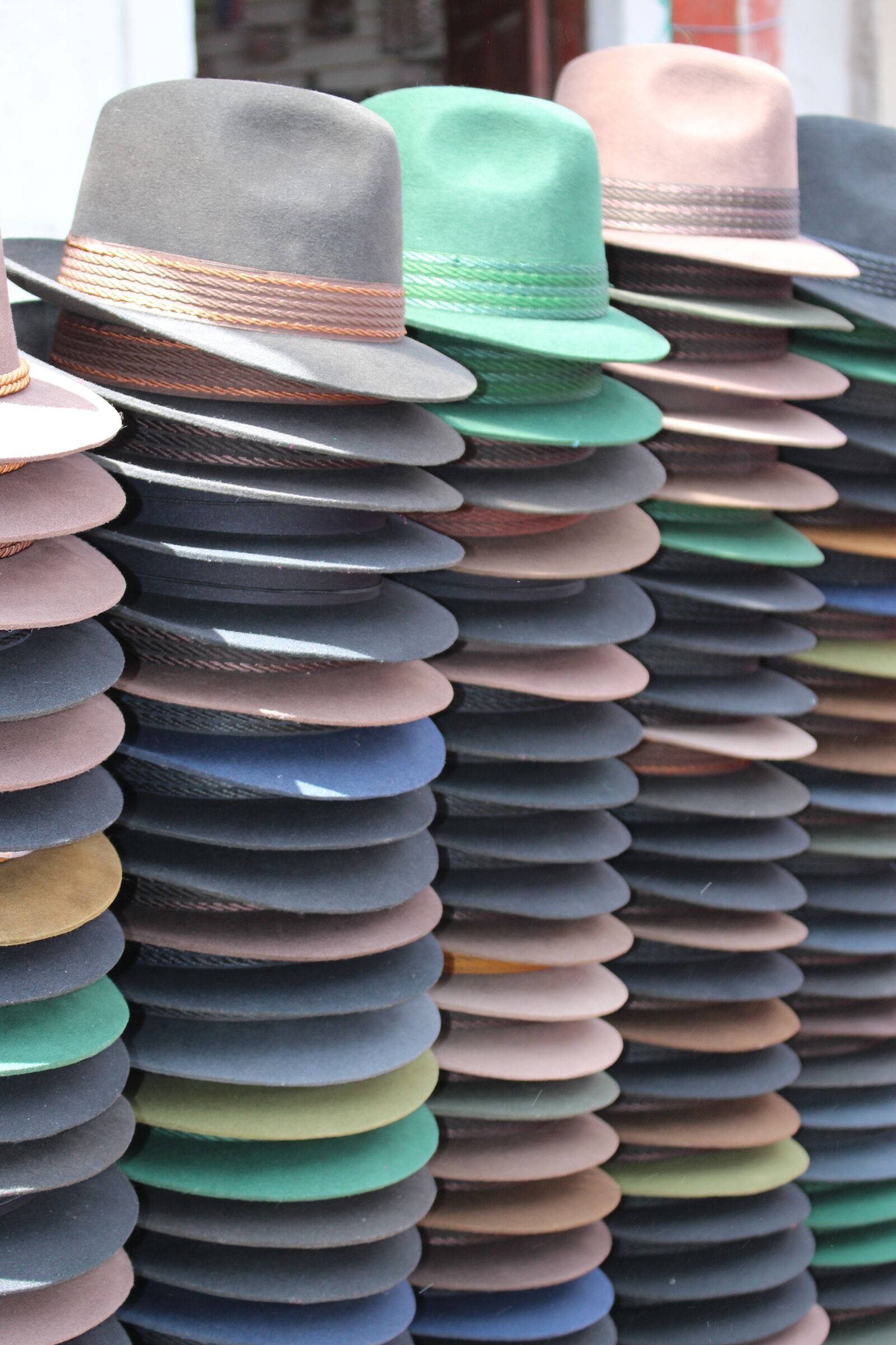 Canon EOS 100D (EOS Rebel SL1 / EOS Kiss X7) sample photo. Ecuador, hats, green photography