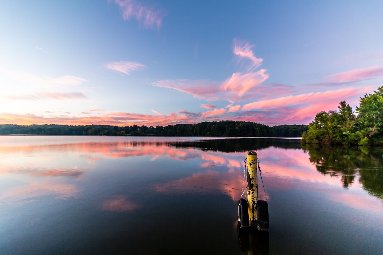 Canon EOS 70D + Canon EF-S 10-18mm F4.5–5.6 IS STM sample photo. Sunrise, lake, pink photography